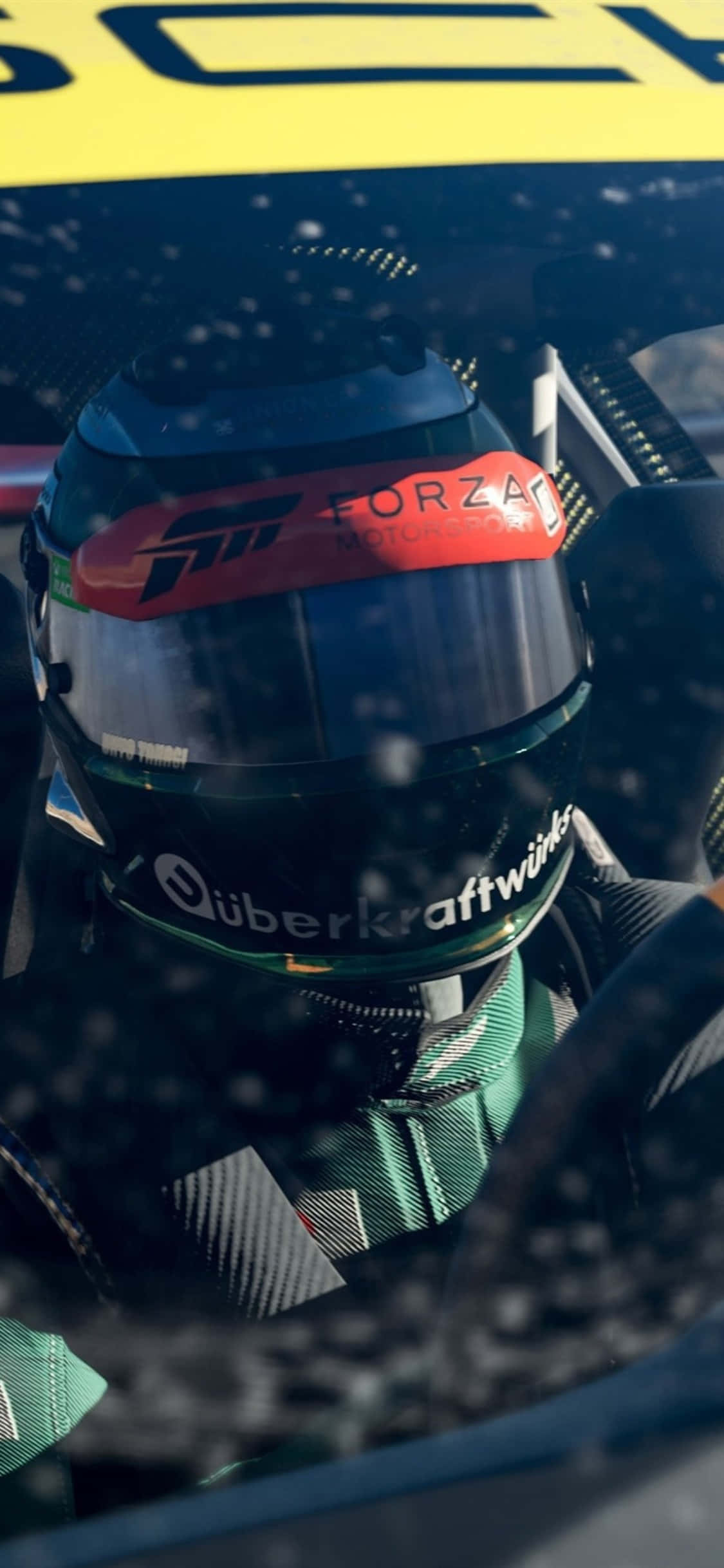 電玩遊戲 桌布 壁紙 — 賽車手特寫，戴著Forza Motorsport頭盔，身處賽車駕駛艙內，面罩上有雨滴。