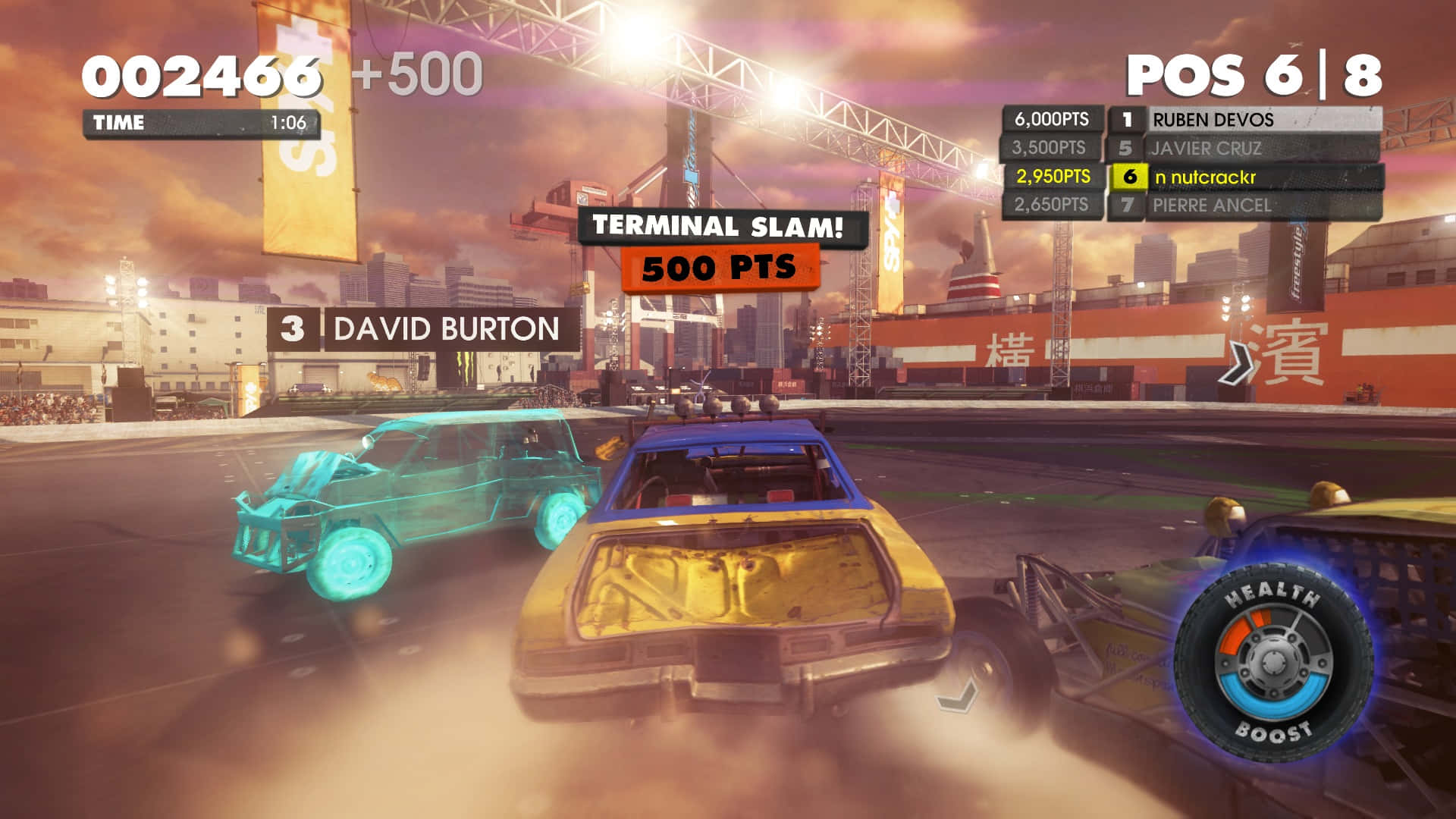 HD Dirt Showdown 桌布 壁紙 — 賽車遊戲場景，損壞的汽車在發光的體育場燈光下在塵土飛揚的賽道上碰撞。