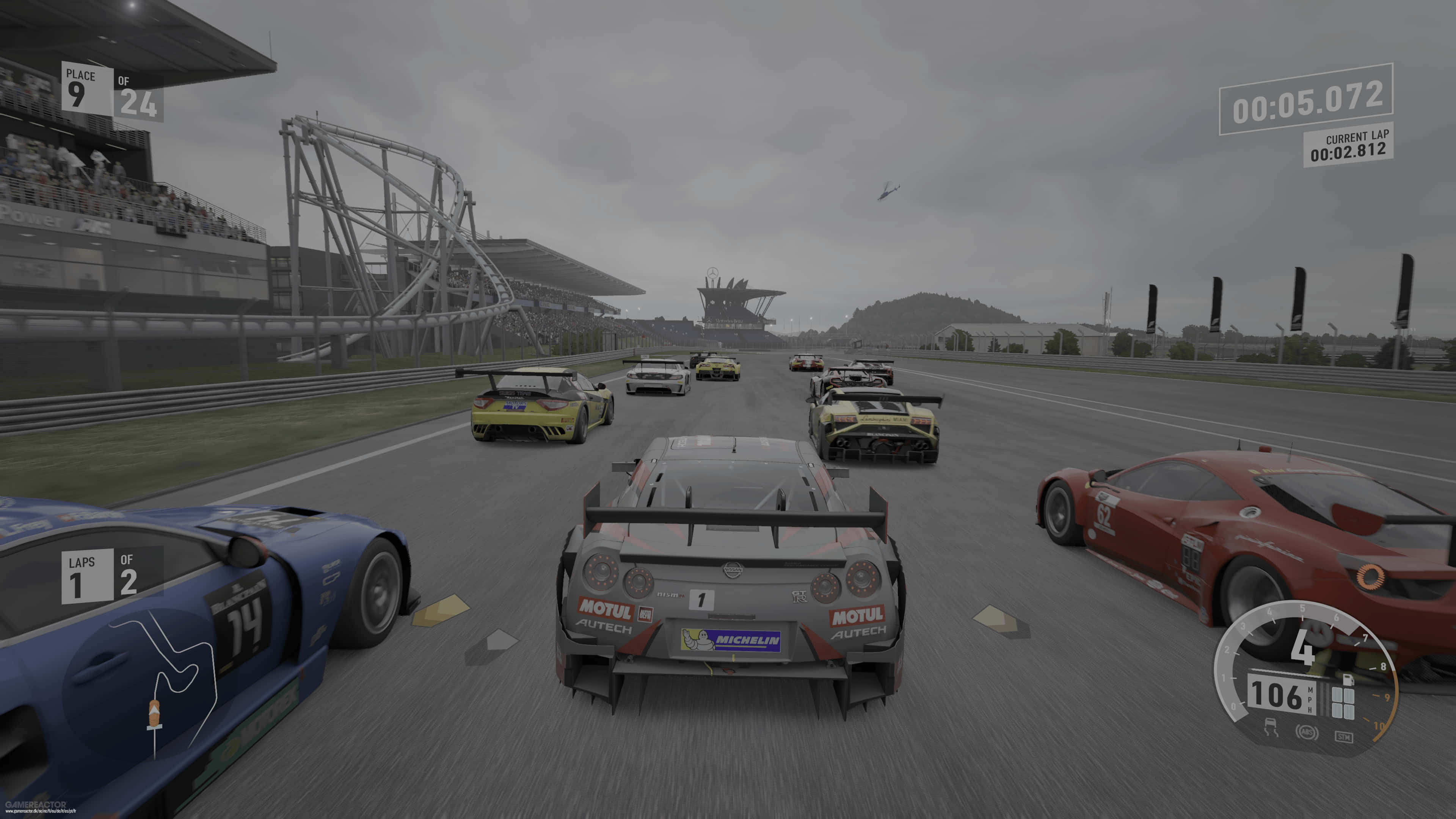 Forza Motorsport 7 桌布 壁紙 — 賽車遊戲視角，從灰色賽車後方觀看，在潮濕賽道上與其他賽車和看台一同飛馳，天空多雲。