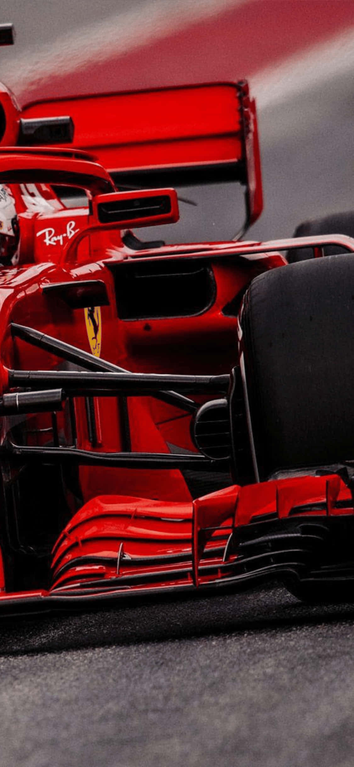 F1 2018 桌布 壁紙 — 賽道上紅色法拉利F1賽車的前翼和駕駛艙特寫。