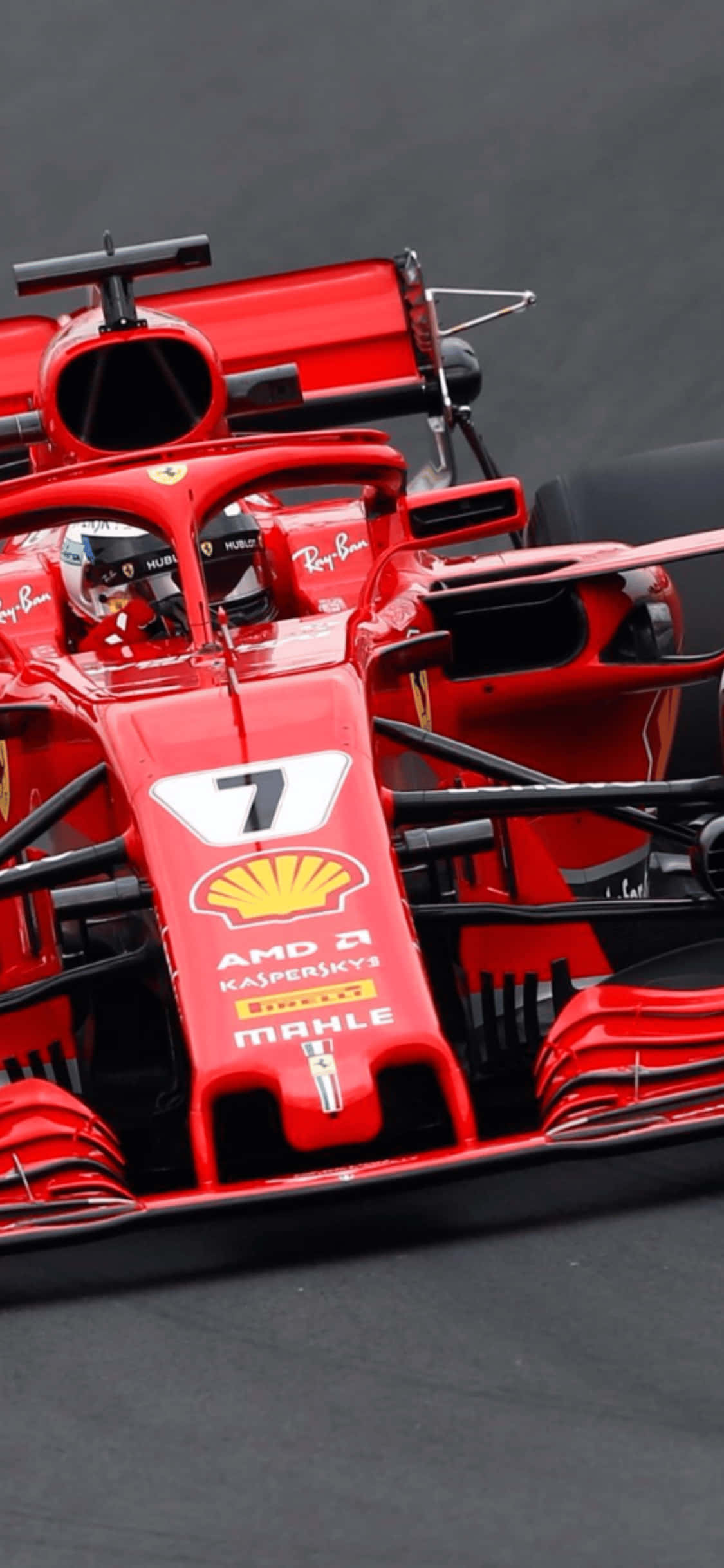 F1 2018 桌布 壁紙 — 賽道上紅色法拉利一級方程式賽車的特寫，駕駛員通過駕駛艙可見。