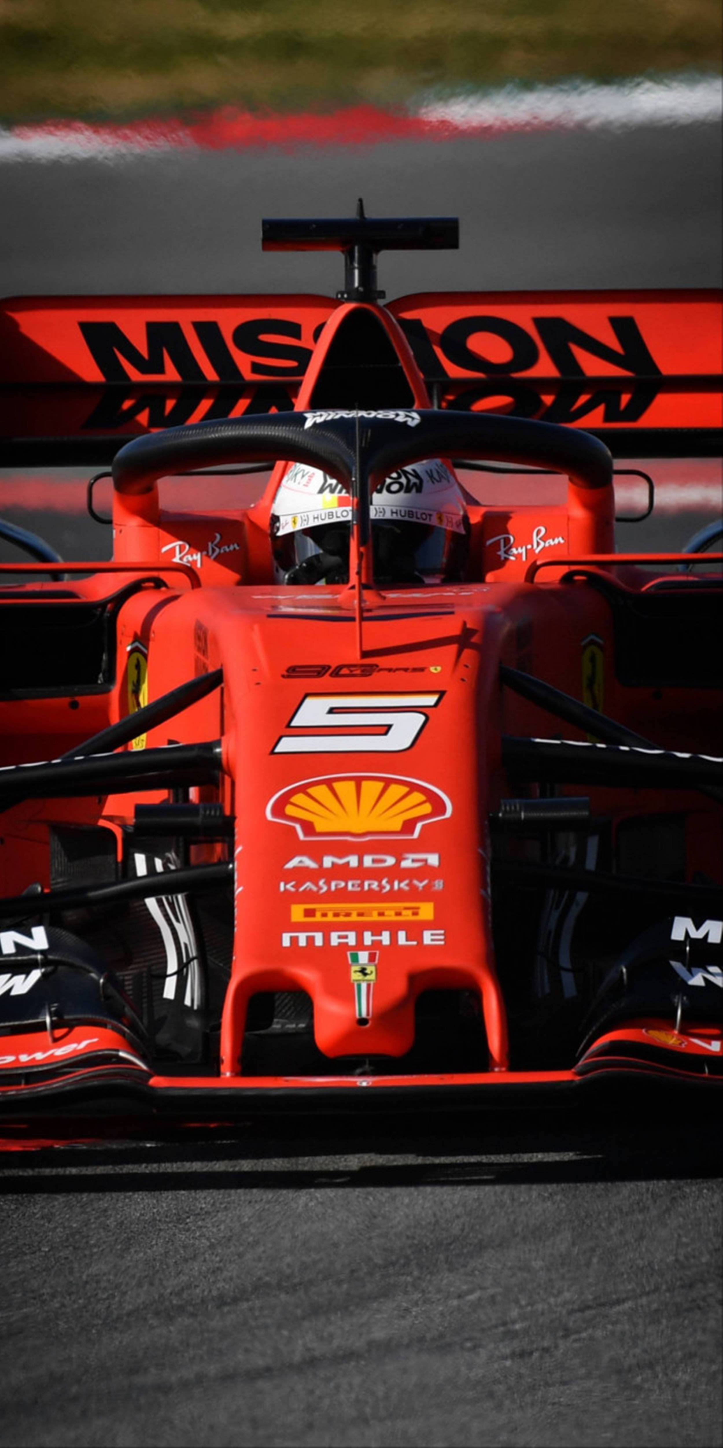 F1 桌布 壁紙 — 賽道上紅色法拉利一級方程式賽車的特寫，駕駛員通過駕駛艙可見。