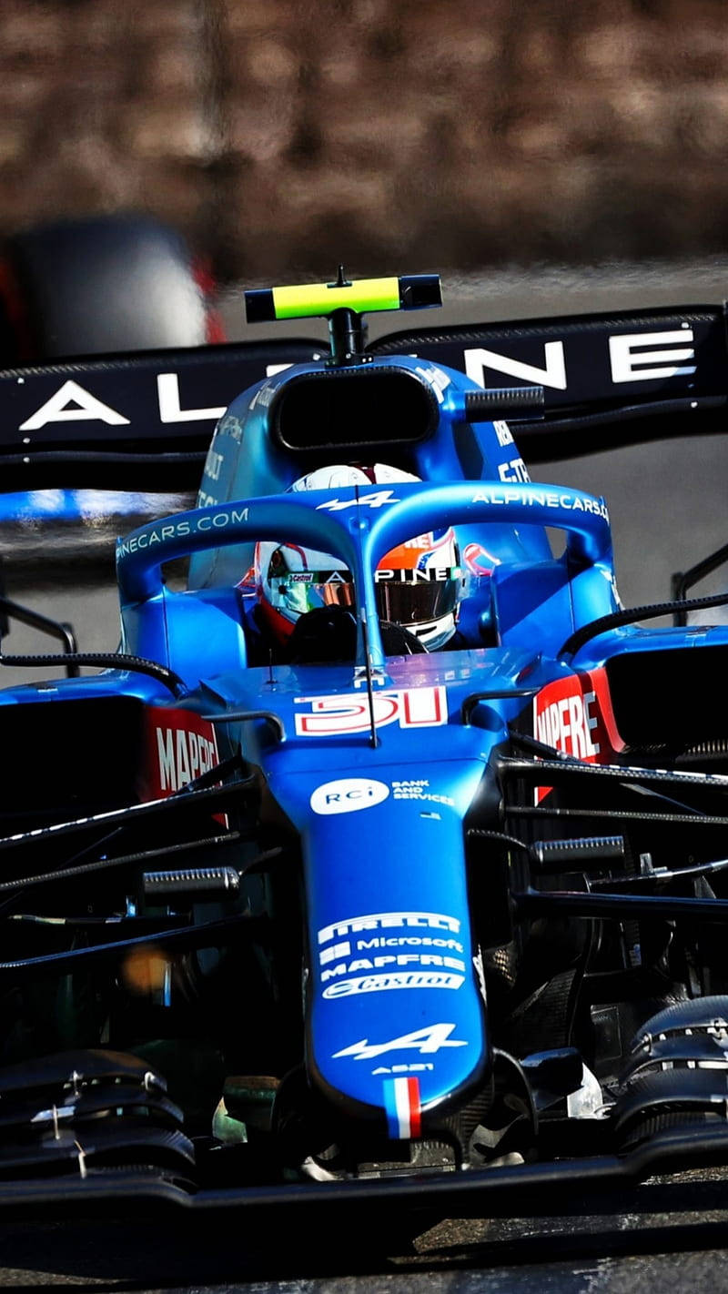 運動 桌布 壁紙 — 賽道上藍色Alpine F1賽車的特寫，駕駛艙內可見車手。