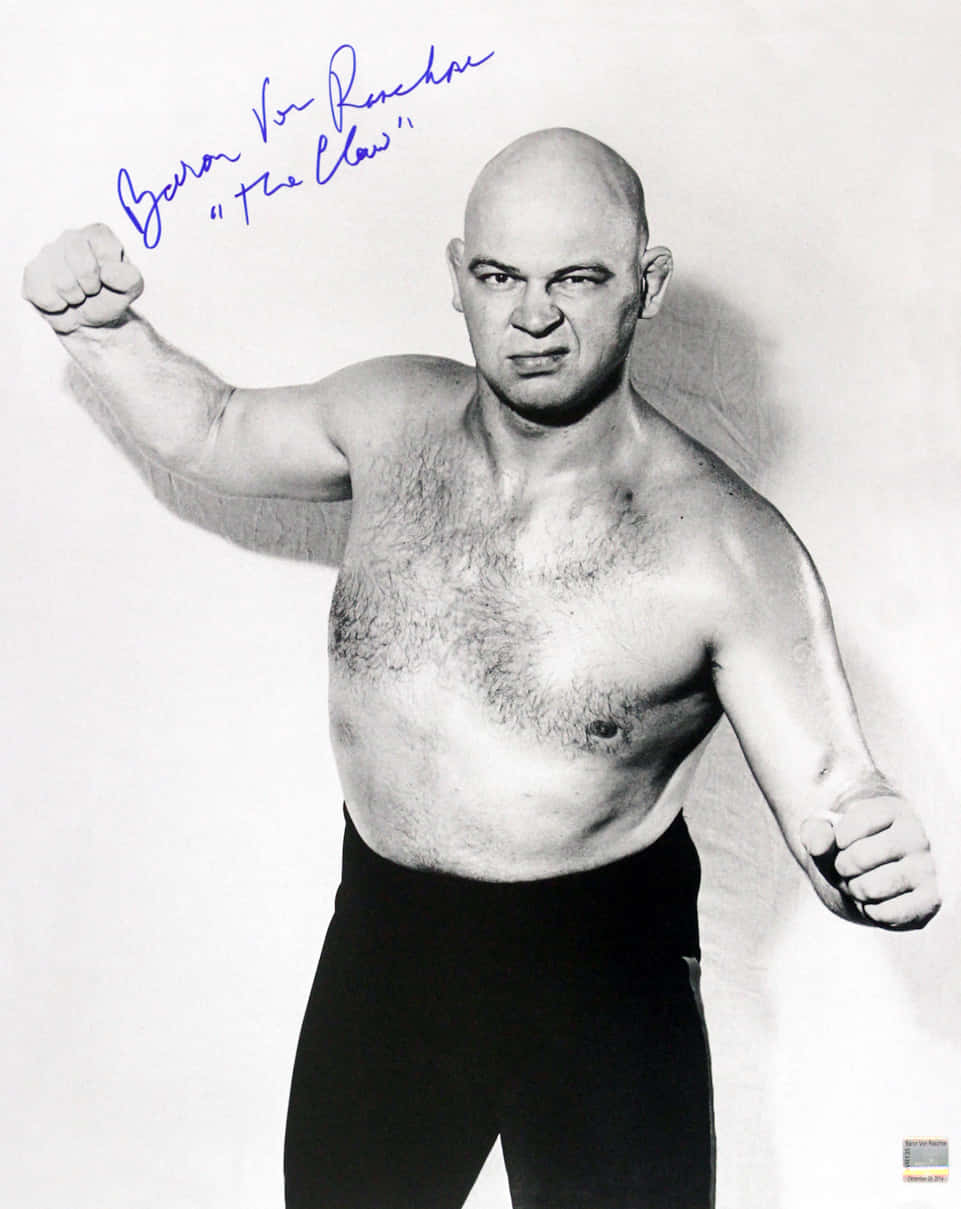 grayscale 桌布 壁紙 — 赤裸上身的摔角手 Bruno Sammartino 握緊拳頭，擺出經典黑白工作室肖像姿勢。
