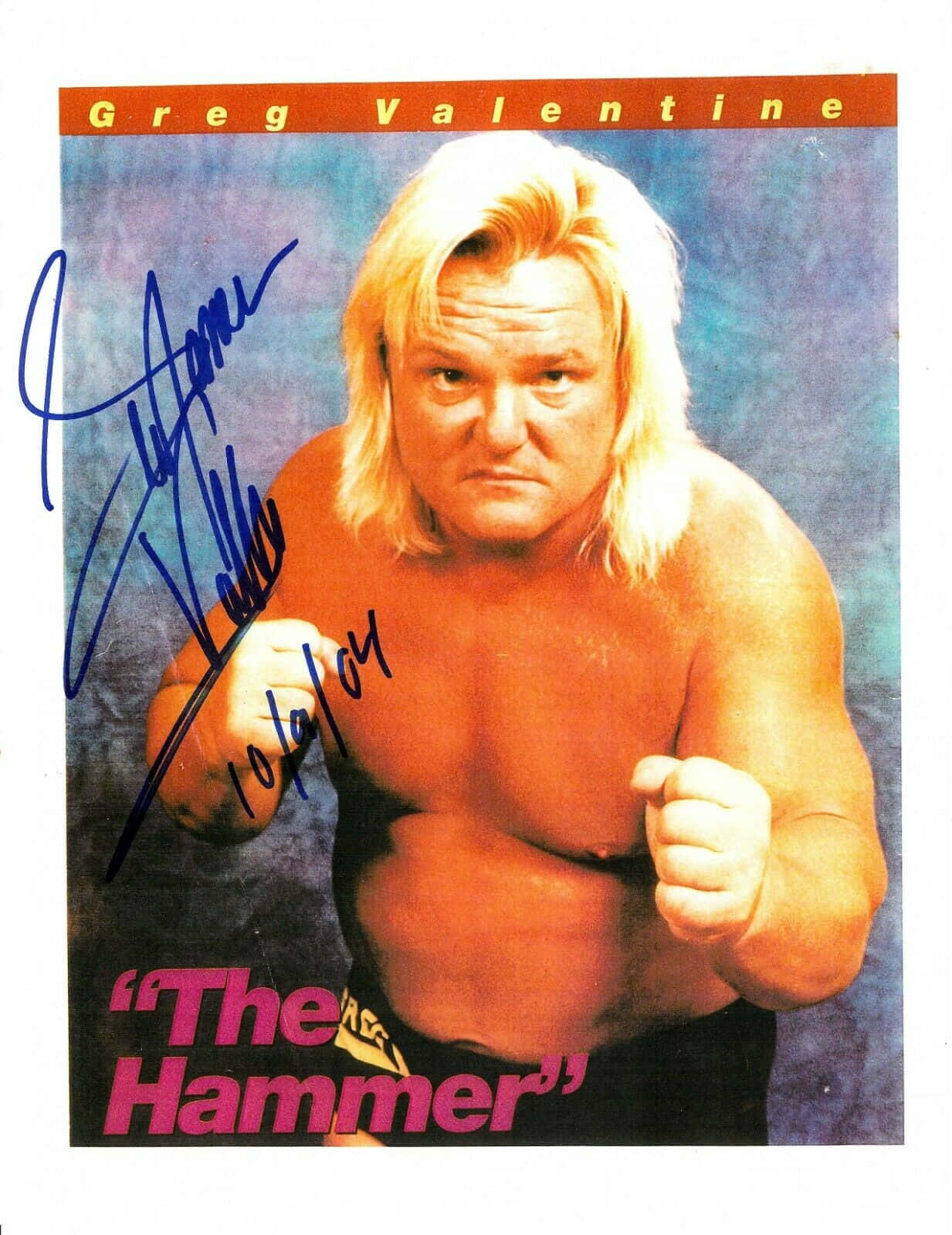 sign 桌布 壁紙 — 赤裸上身的摔角手Greg Valentine，金髮緊握拳頭，在藍色漸變背景前凝視。