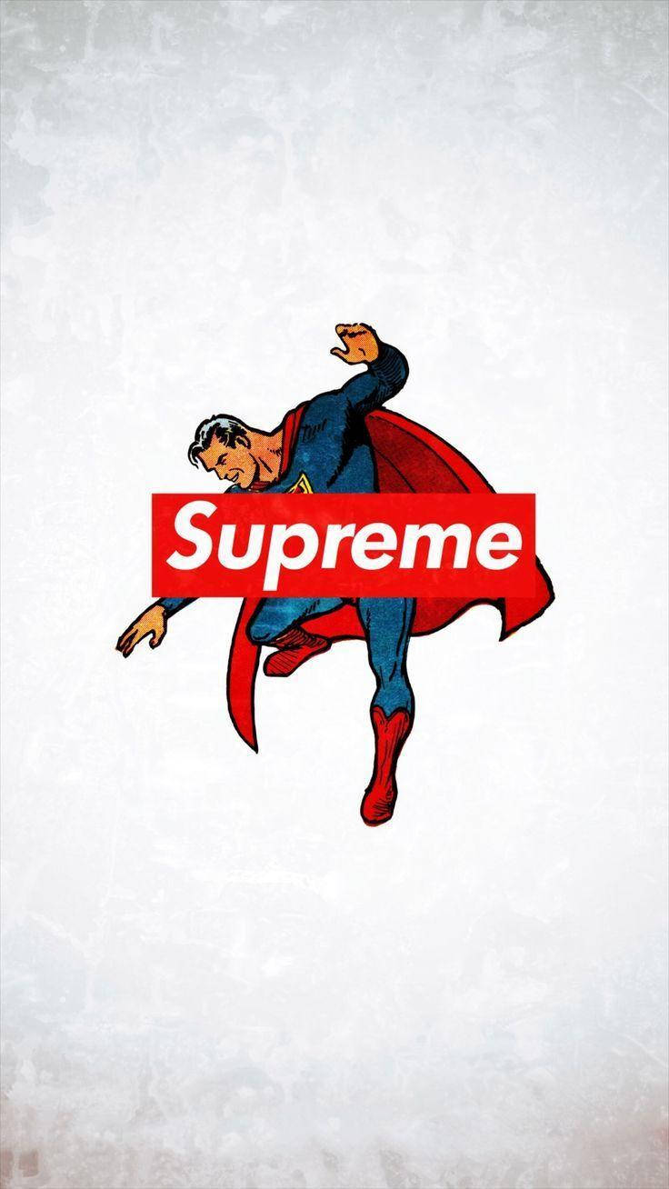 supreme 桌布 壁紙 — 超人動態飛行，紅色Supreme標誌疊加在他的軀幹上，背景為紋理白色。