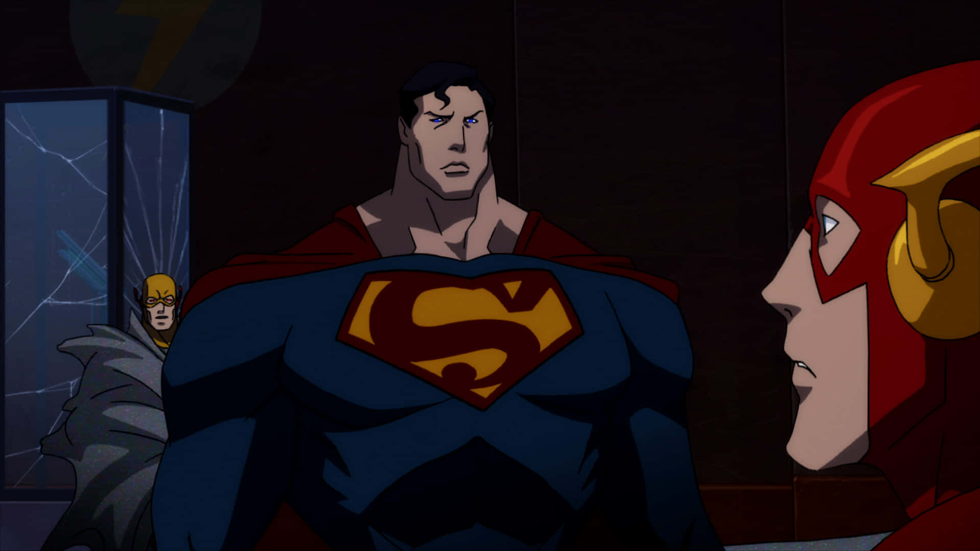 Justice League The Flashpoint Paradox 桌布 壁紙 — 超人嚴肅地站在昏暗的房間裡，面對閃電俠，身後有破裂的窗戶，蝙蝠俠正在窺視。