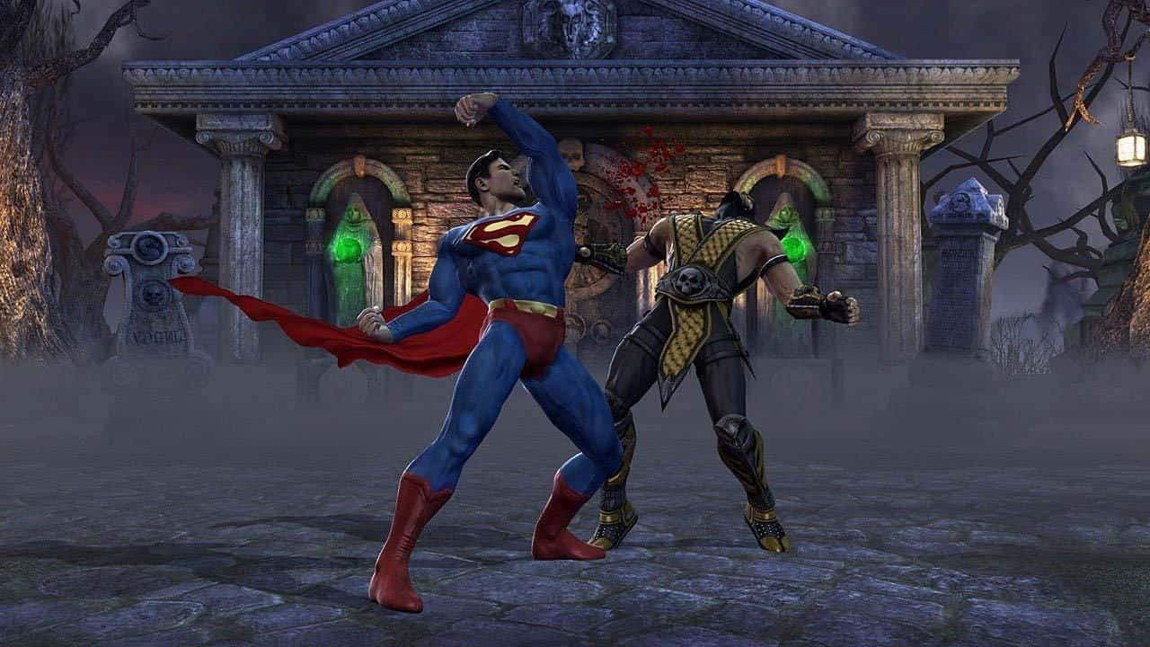 Mortal Kombat Vs Dc Universe 桌布 壁紙 — 超人在一個霧氣瀰漫的哥德式庭院中，與一個綠色皮膚的戰士戰鬥，周圍有發光的窗戶和墓碑。