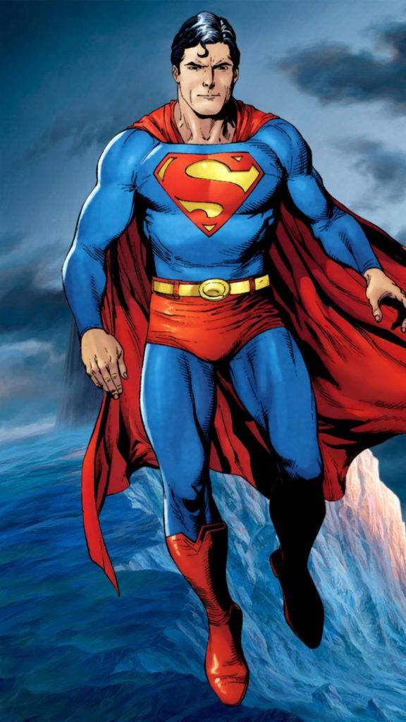 superman iPhone 桌布 壁紙 — 超人在暴風雨的天空下，在洶湧的海浪之上翱翔，紅色斗篷隨風飄揚。
