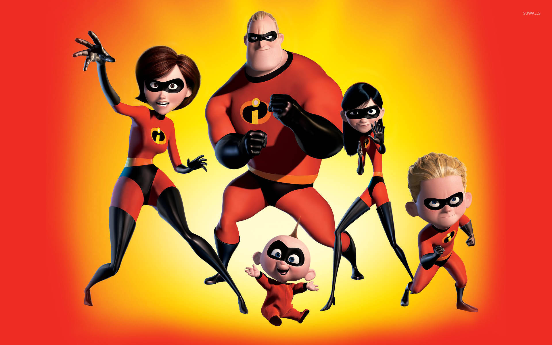 Elastigirl 桌布 壁紙 — 超人特攻隊家庭以超級英雄姿勢站在充滿活力的橙色和黃色漸變背景前。