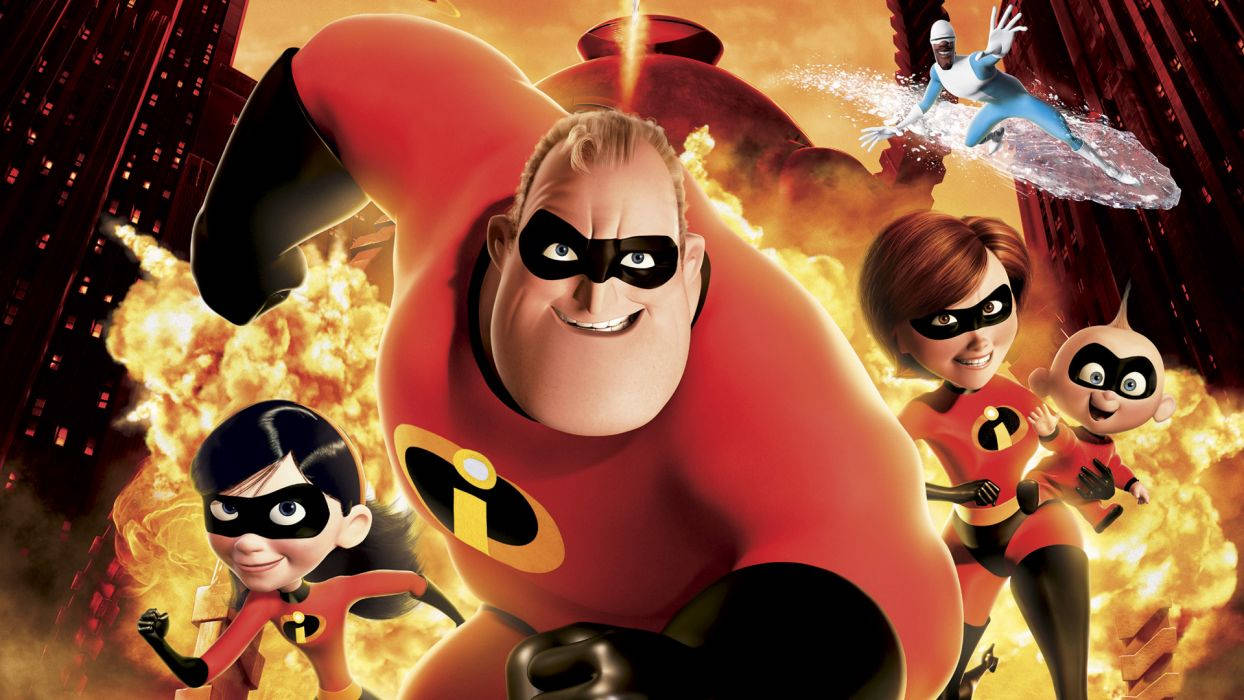 The Incredibles 桌布 壁紙 — 超人特攻隊家族穿著超級英雄服裝，在爆炸和飛行動作的熾熱城市背景下英勇地擺姿勢。