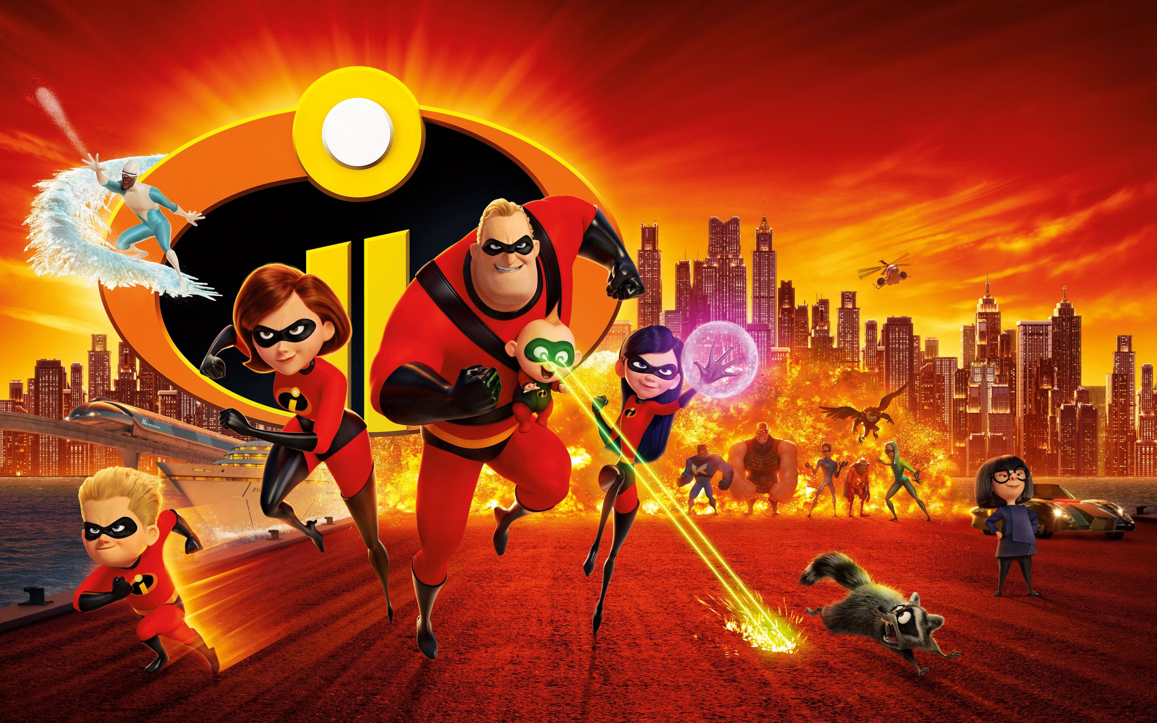 The Incredibles 桌布 壁紙 — 超人特攻隊家族穿著超級英雄裝備，在日落時分動態地跑過火熱的城市景觀，他們標誌性的標誌在背後發光。