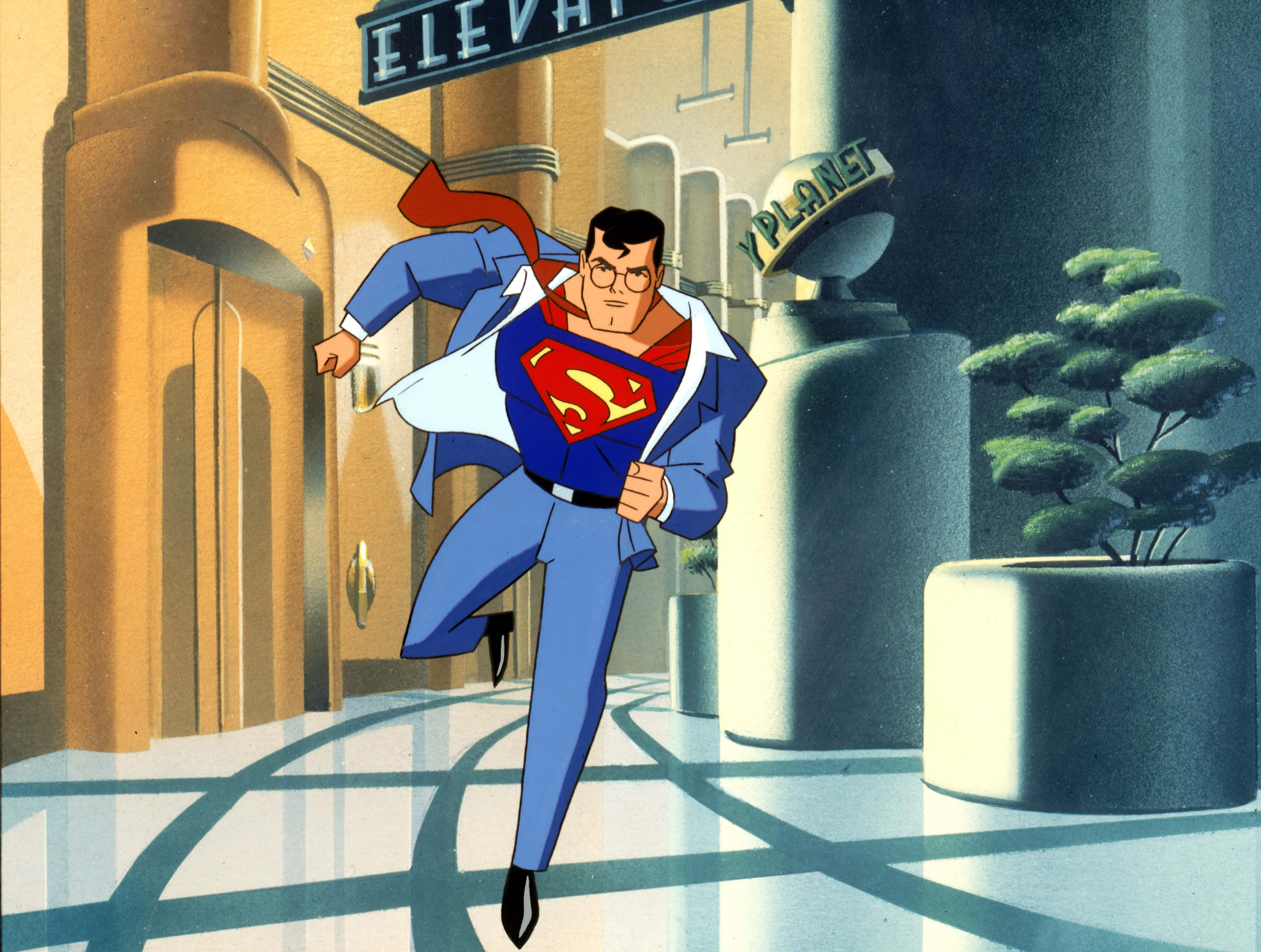 Superman The Animated Series 桌布 壁紙 — 超人穿著經典藍色西裝，在陽光普照的裝飾藝術風格大廳奔跑，大廳有「ELEVATOR」標誌和盆栽植物。