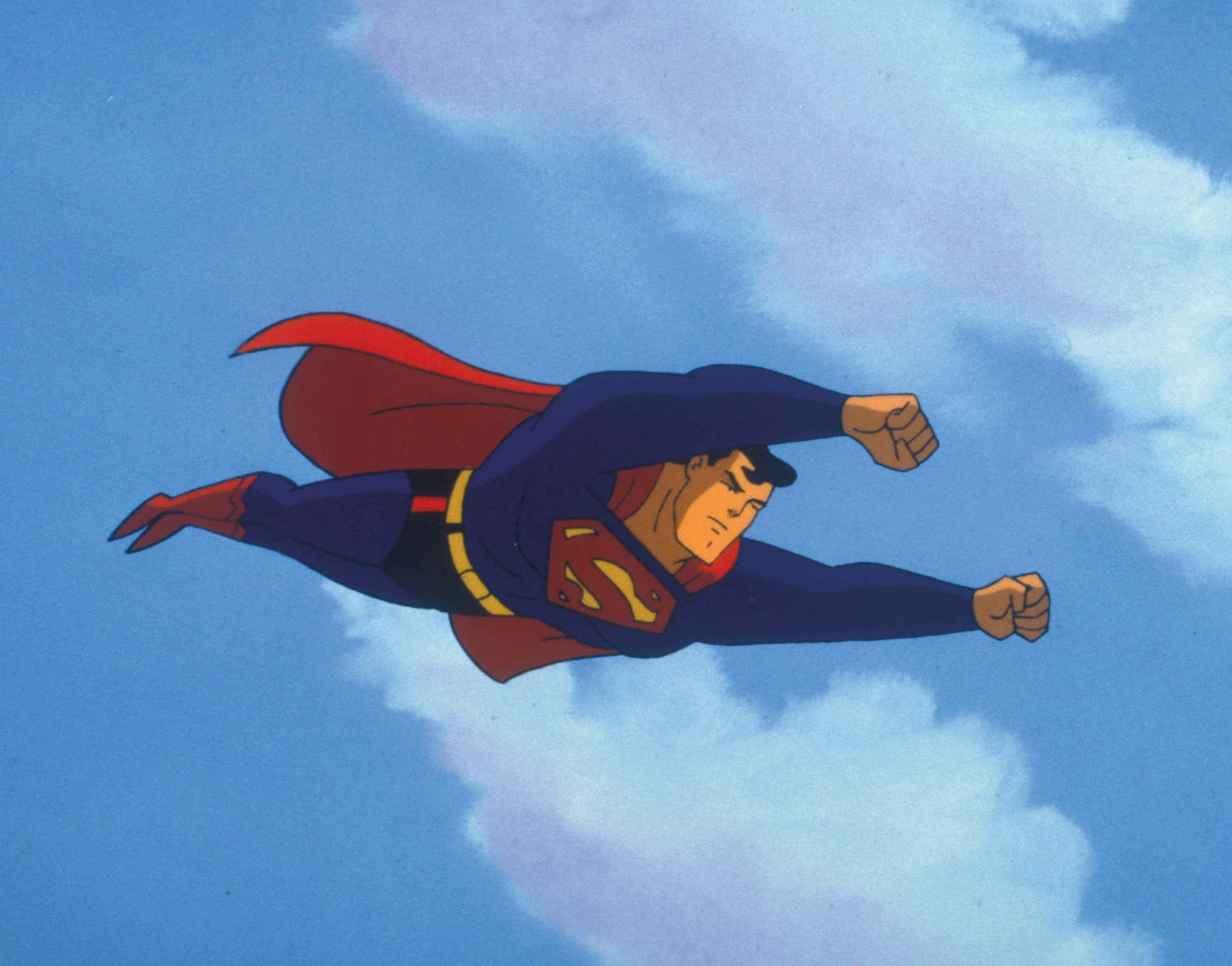 Superman The Animated Series 桌布 壁紙 — 超人翱翔在明亮的藍天中，伴隨著蓬鬆的白雲，他的紅色斗篷在身後飄揚。