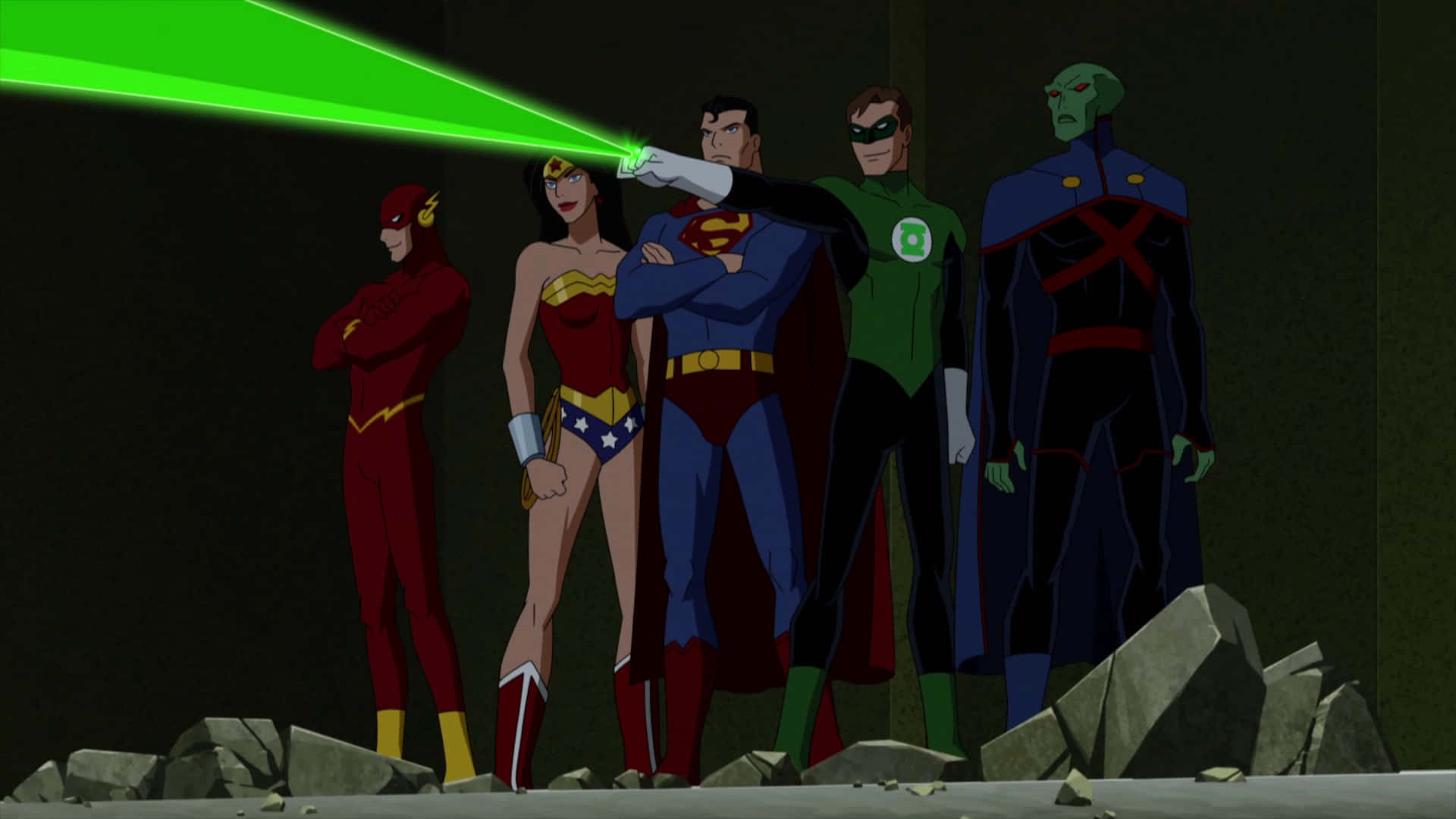 Justice League Doom 桌布 壁紙 — 超人與神力女超人、閃電俠、綠光戰警和火星獵人一起站在黑暗的瓦礫場景中，發射綠色雷射光束。