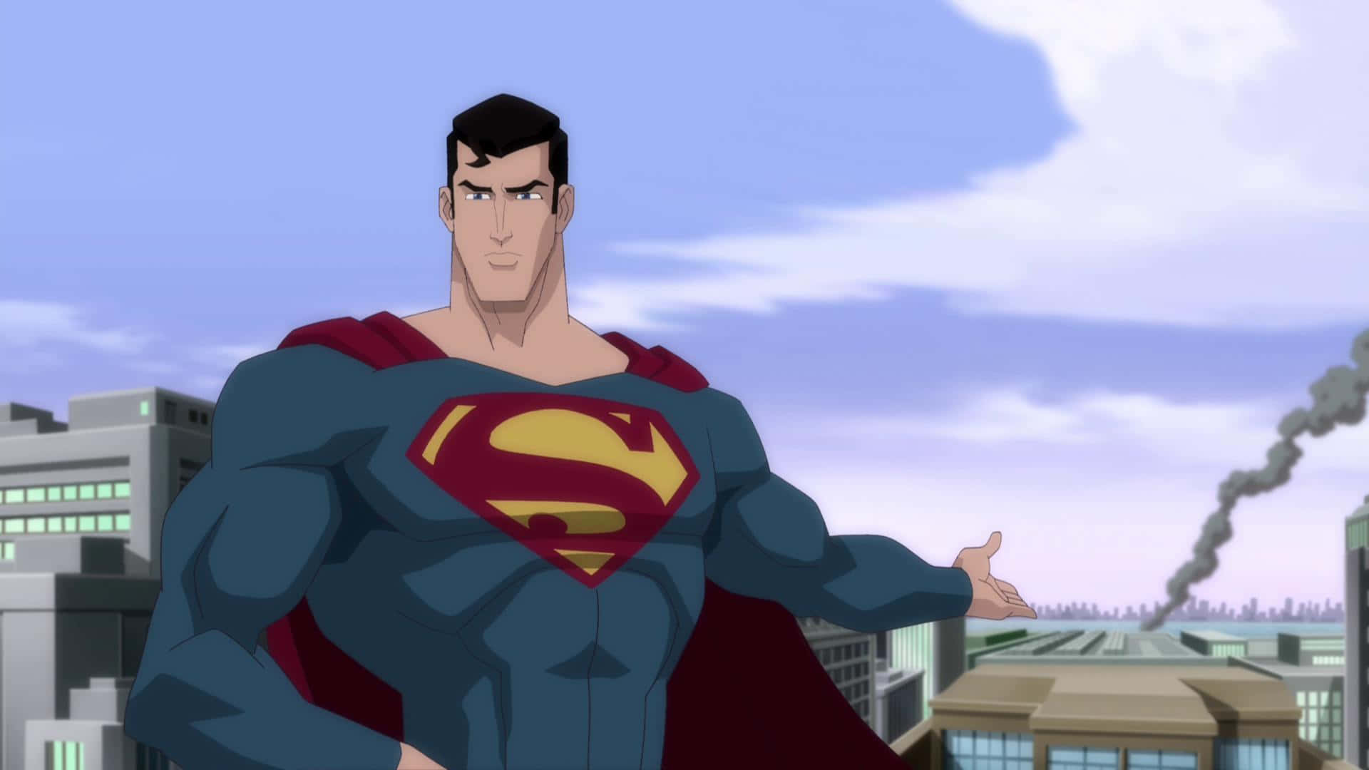 Superman Unbound 桌布 壁紙 — 超人英雄式地站在城市景觀中，遠處建築物在陰天下冒出濃煙。