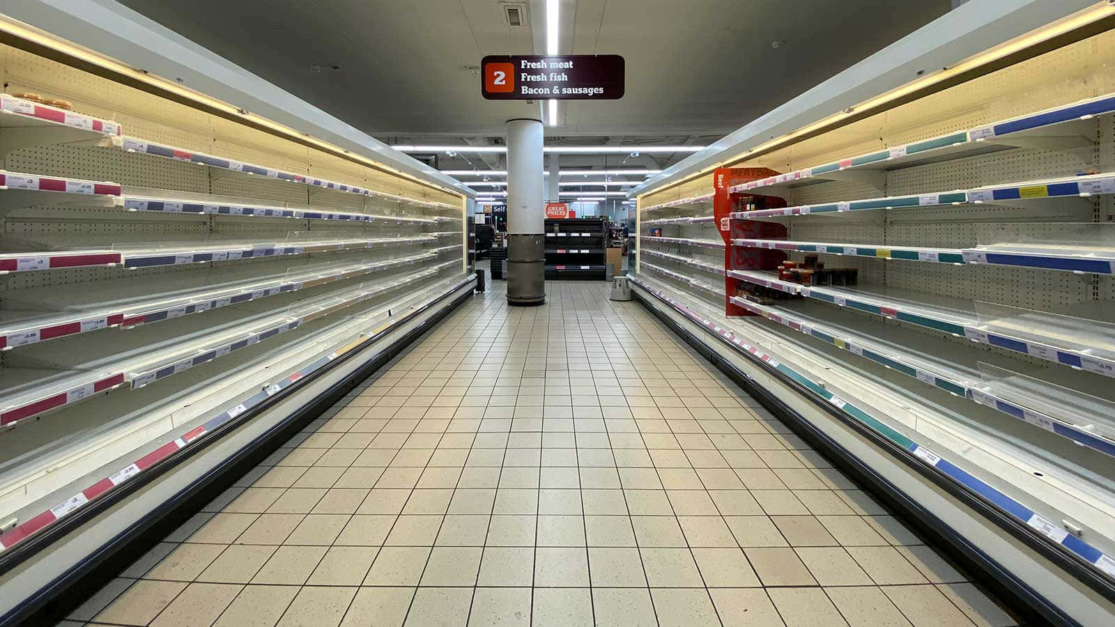 Shopping 桌布 壁紙 — 超市內空無一物的冷藏通道，日光燈下只有空蕩蕩的貨架和磁磚地板。