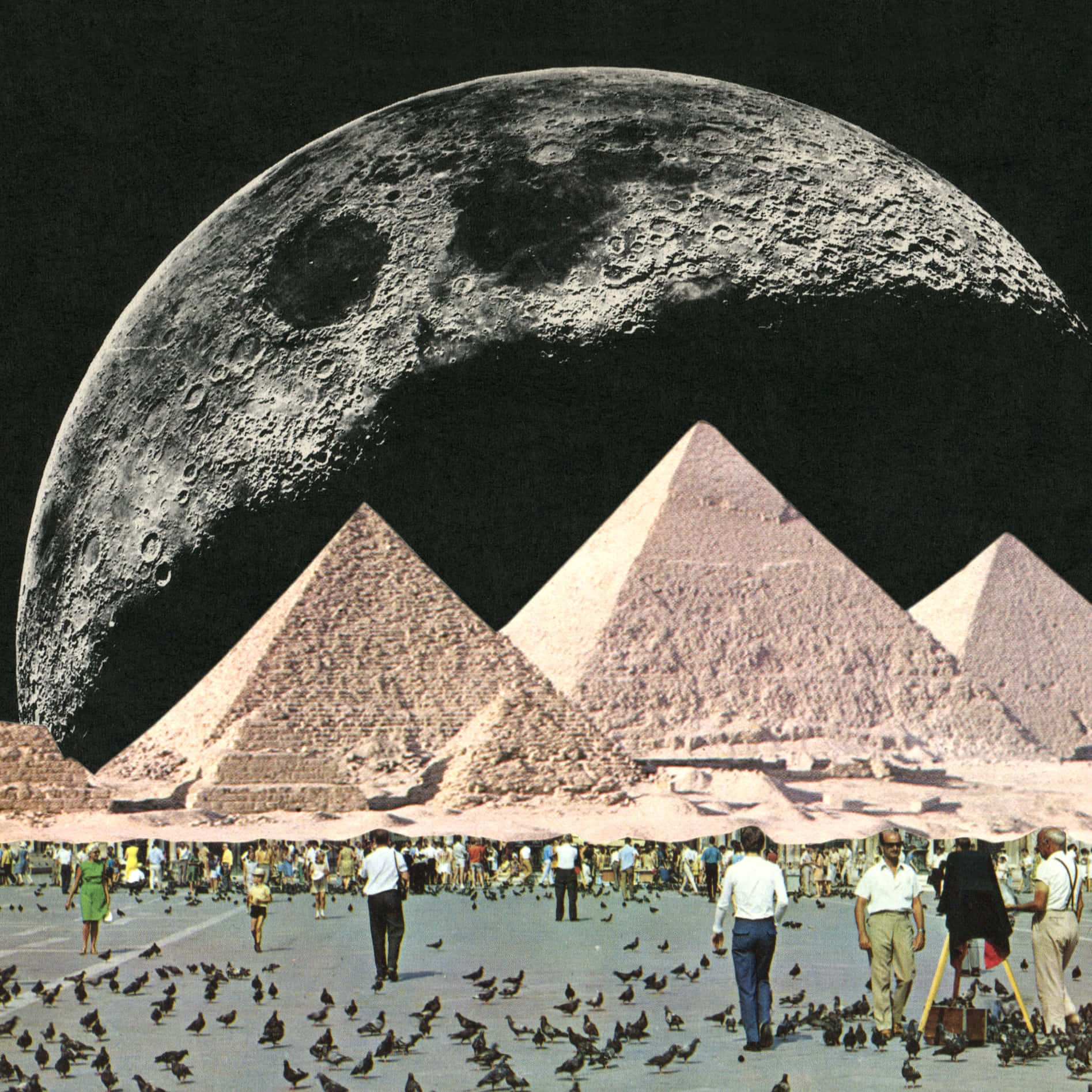 Moon Aesthetic 桌布 壁紙 — 超現實場景，巨大的金字塔在一個佈滿隕石坑的巨大月亮下，遊客和鴿子在沙漠地面上漫步。
