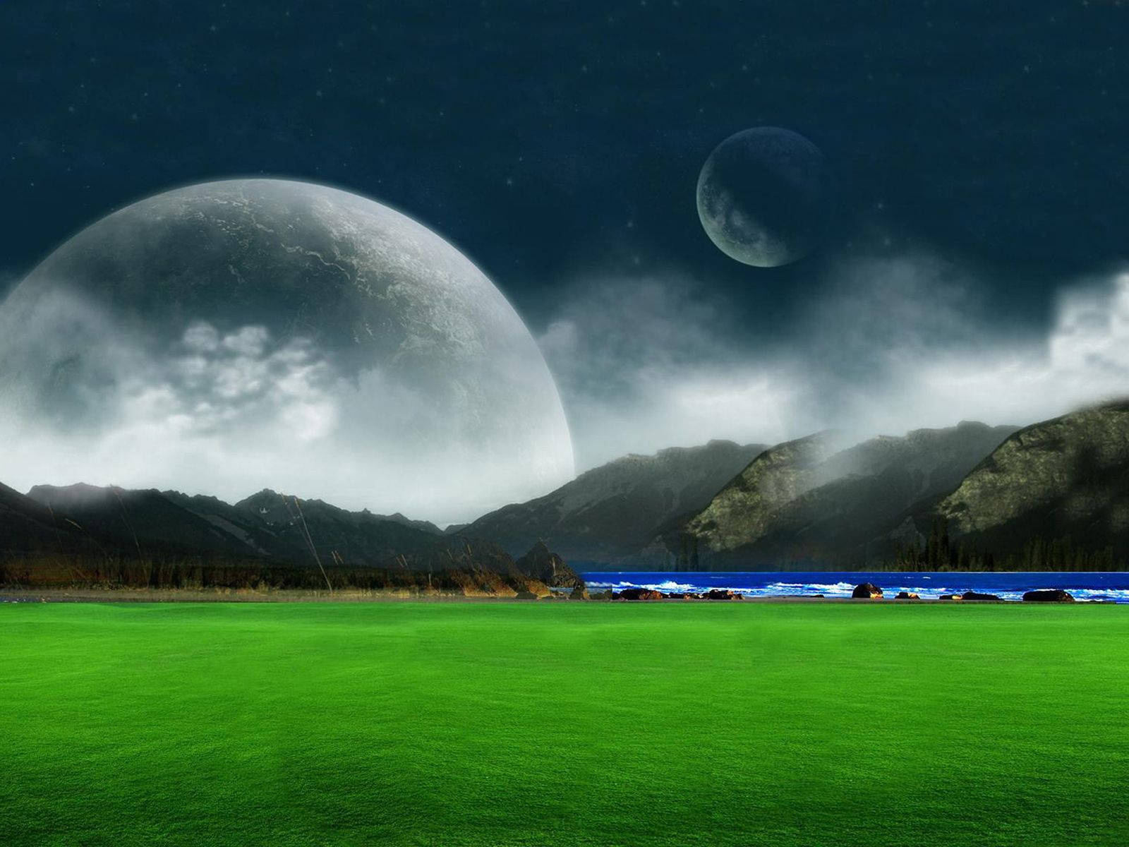 Moon Night Sky 桌布 壁紙 — 超現實夜景，有充滿活力的綠色田野、黑暗的山脈和兩顆巨大的月亮在星空閃耀。
