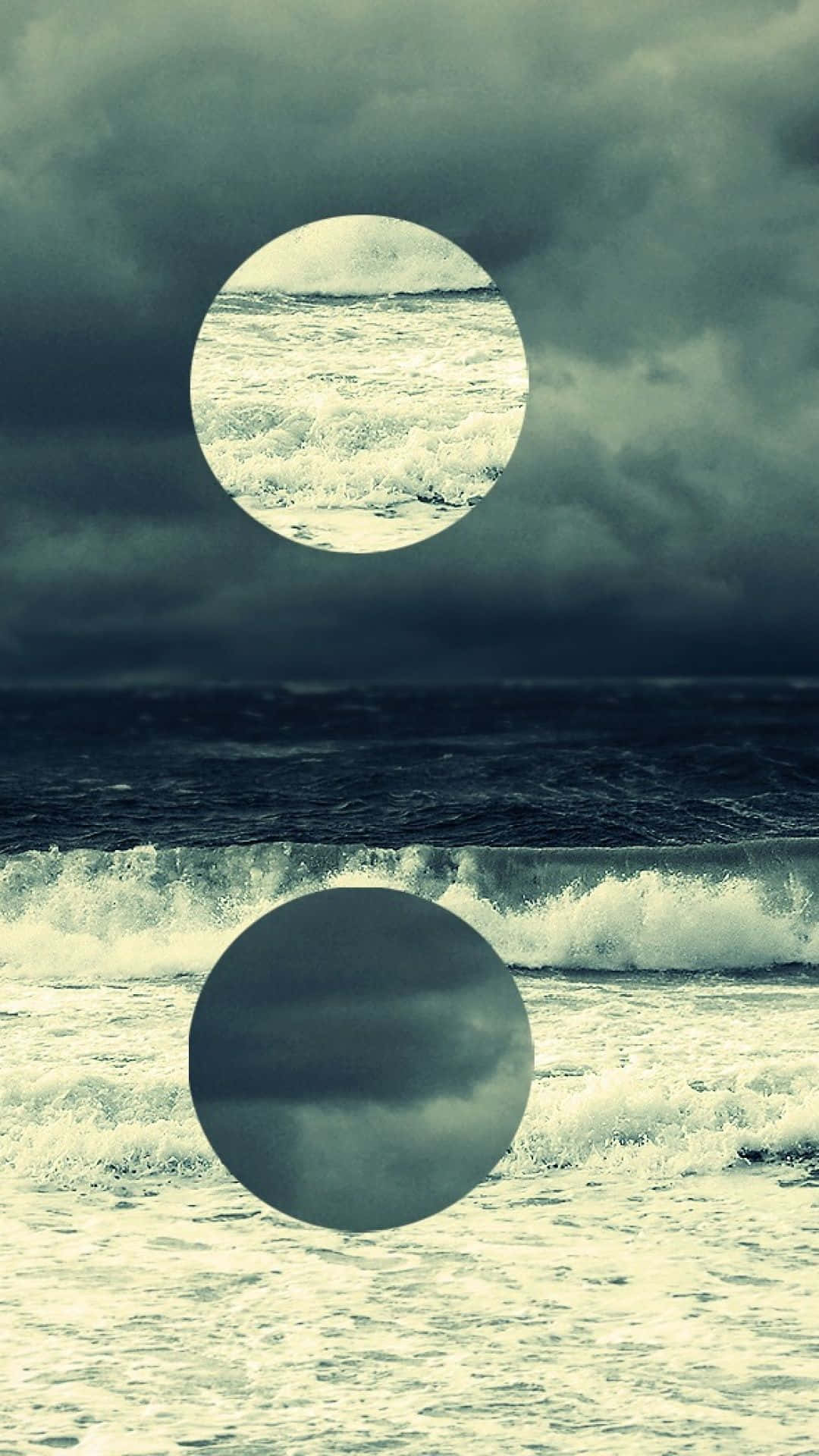 桌布 壁紙 — 超現實海景，兩個圓形入口——一個顯示翻騰的海浪，另一個反映暴風雨雲——以陰鬱、有紋理的天空為背景。
