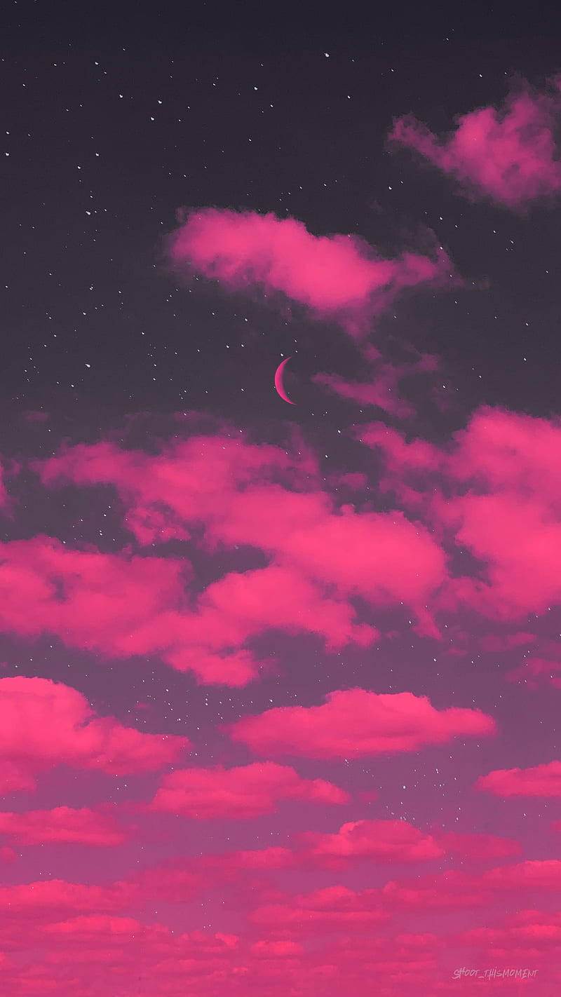 Hot Pink Aesthetic 桌布 壁紙 — 超現實的夜空，充滿了充滿活力的粉紅色雲彩和彎月，在繁星點點的深紫色蒼穹下。