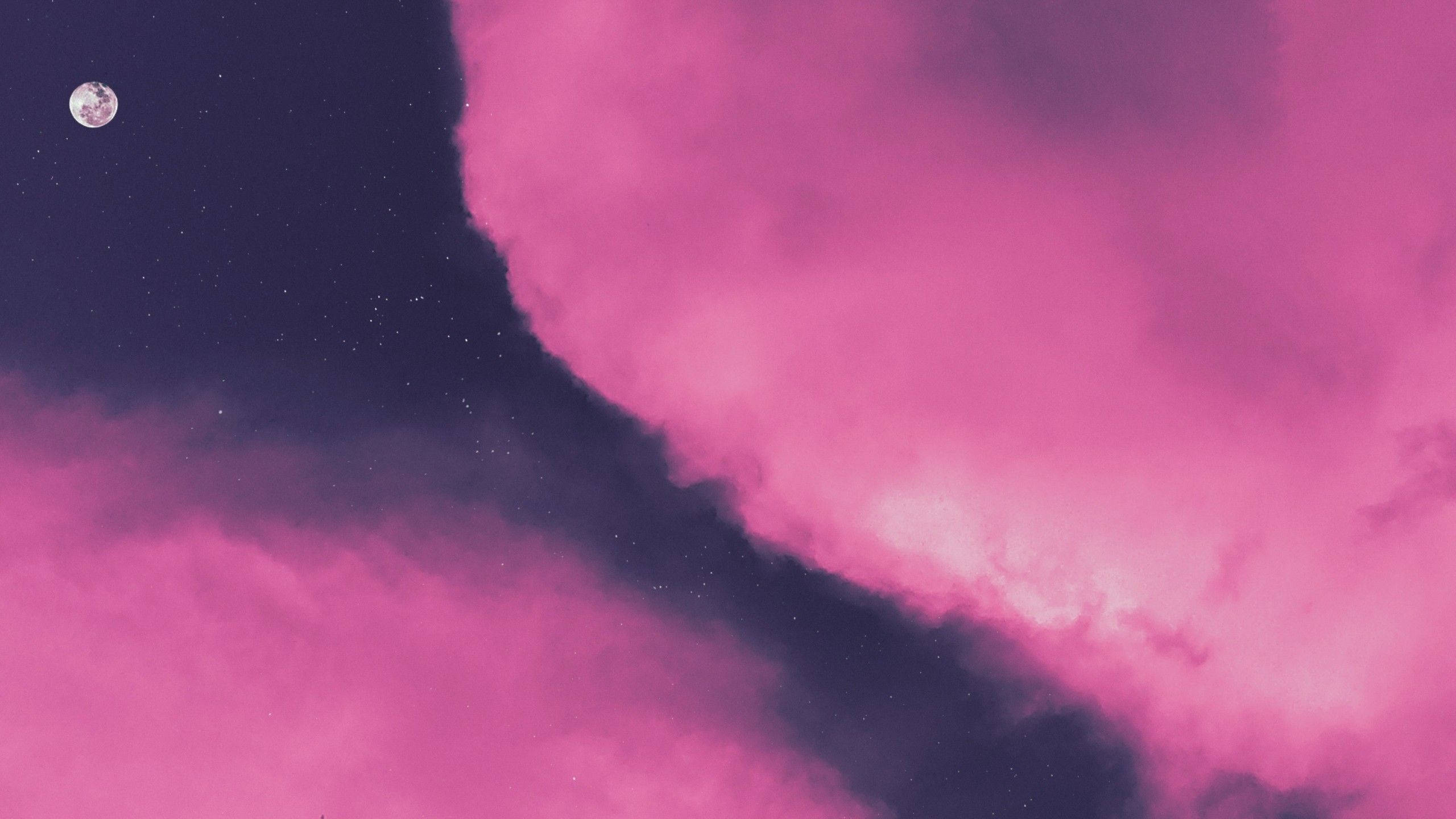 夜空 桌布 壁紙 — 超現實的夜空，鮮豔的粉紅色雲朵環繞著新月和散落的星星旋轉。
