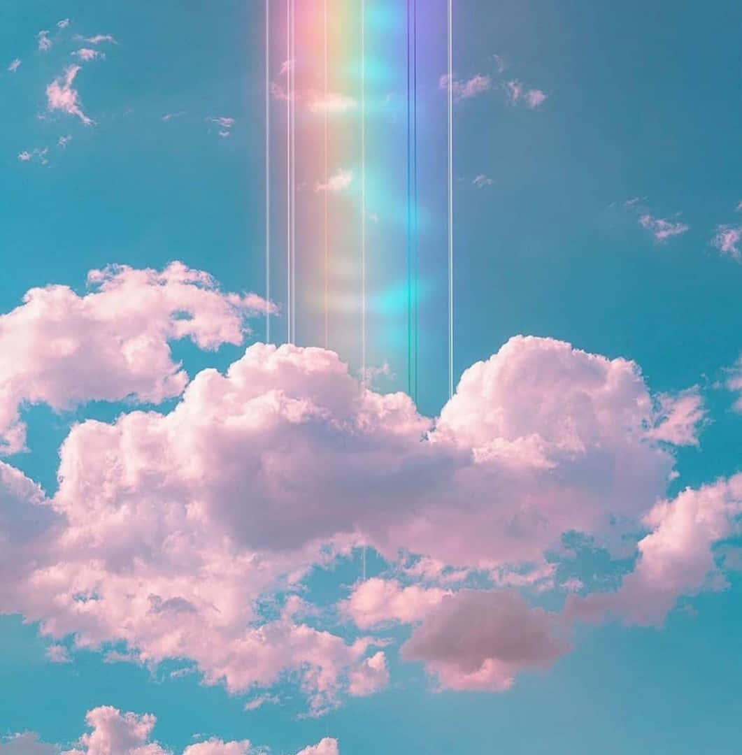 藍綠色天空下的粉紅色雲朵和垂直彩虹光束 — 淡彩風格 壁紙