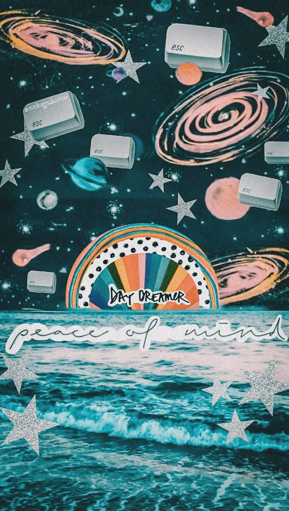 美學 桌布 壁紙 — 超現實的宇宙場景，漩渦星系漂浮在藍綠色海洋上方，彩虹拱門下標有「DAY DREAMER」。