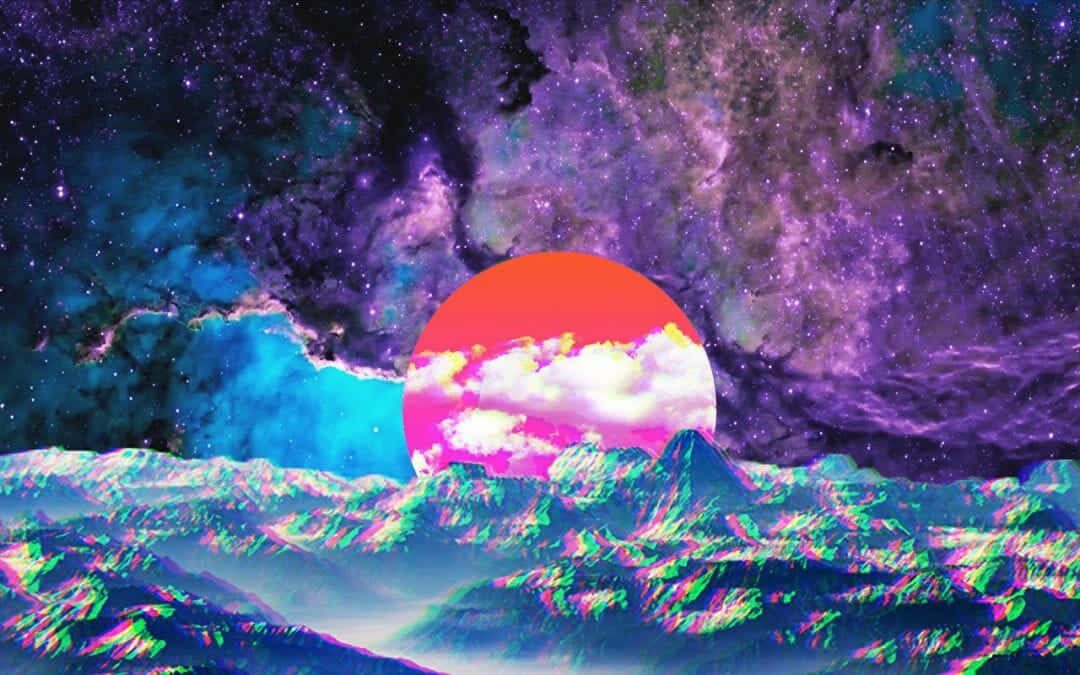 太陽 桌布 壁紙 — 超現實的宇宙日落，發光的橙色太陽位於鋸齒狀山脈之後，天空是充滿活力的紫色和藍綠色星雲。
