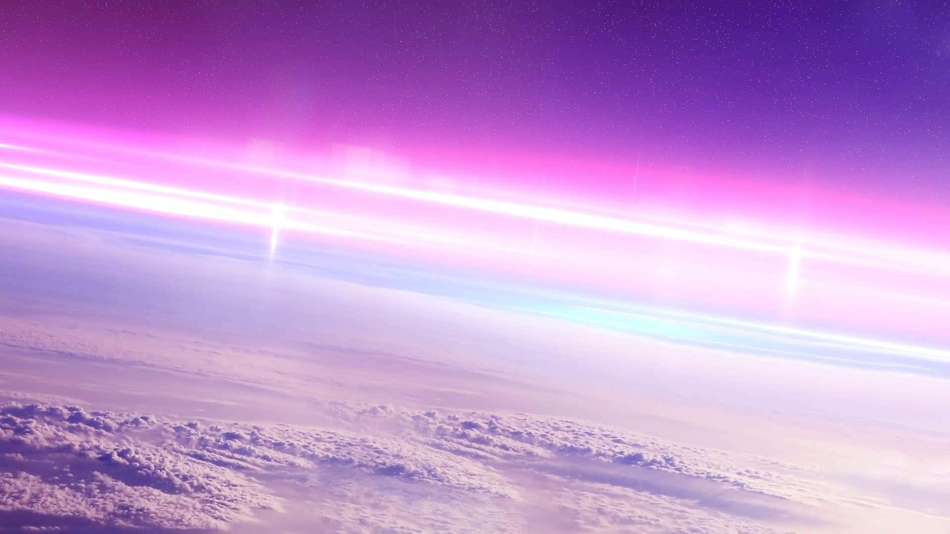 Beautiful Sky 桌布 壁紙 — 超現實的宇宙景觀，發光的粉紅色和紫色極光在蓬鬆雲層之上的星空劃過。