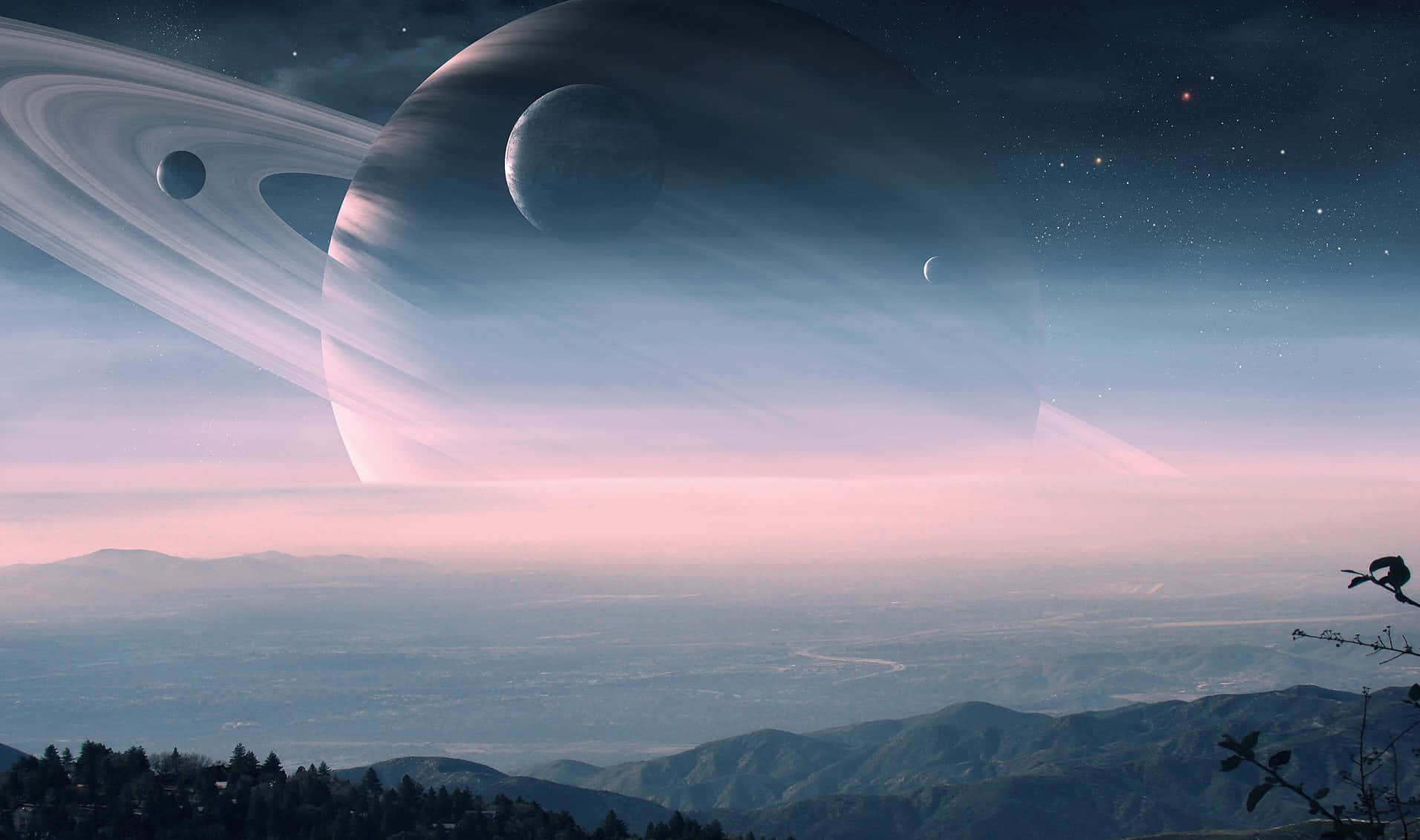 土星 桌布 壁紙 — 超現實的宇宙景觀，顯示一顆巨大的環狀行星在暮色中籠罩著霧氣瀰漫的山脈。