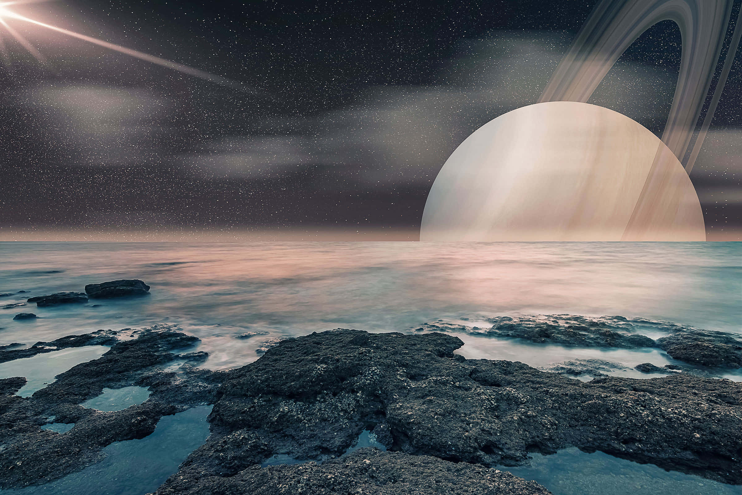 土星 桌布 壁紙 — 超現實的宇宙海景，一顆巨大的環狀行星在星夜下從霧氣瀰漫的海洋上升起。