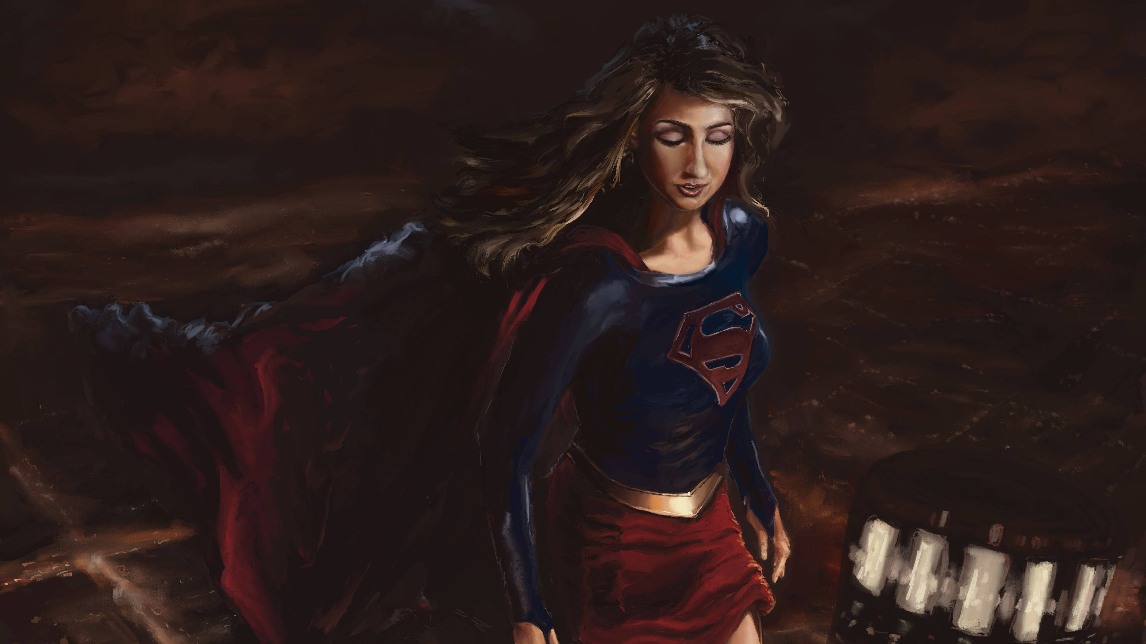 Superwoman 桌布 壁紙 — 超級女孩在戲劇性的黑暗場景中擺出姿勢，紅色斗篷飄逸，眼睛在暴風雨的天空下閃閃發光。