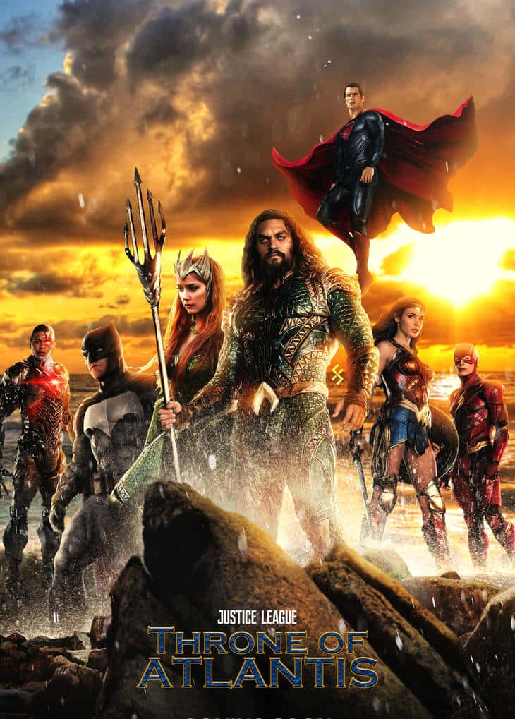 Justice League Throne Of Atlantis 桌布 壁紙 — 超級英雄們在風暴雲層下戲劇性的日落天空背景中，英勇地站在岩石海岸上。