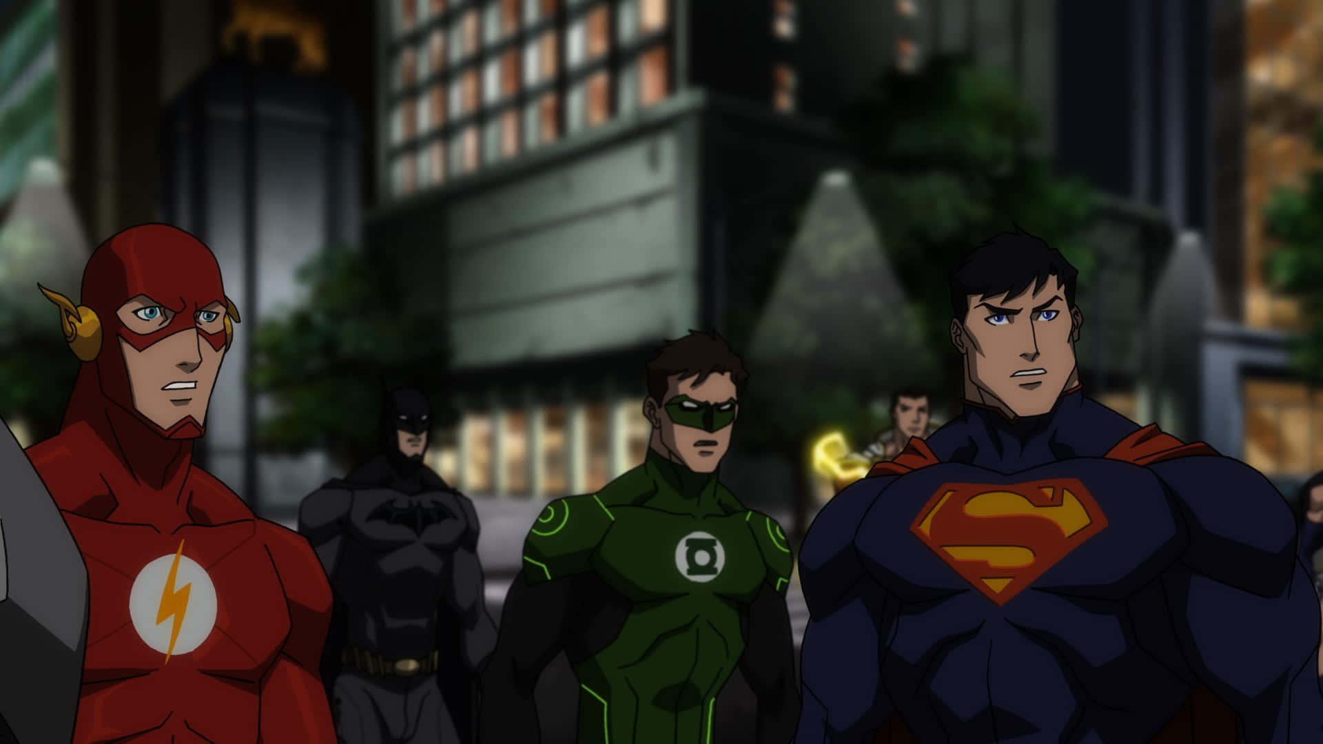 Justice League War 桌布 壁紙 — 超級英雄閃電俠、綠燈俠和超人準備就緒，站在城市景觀中，蝙蝠俠在他們身後。