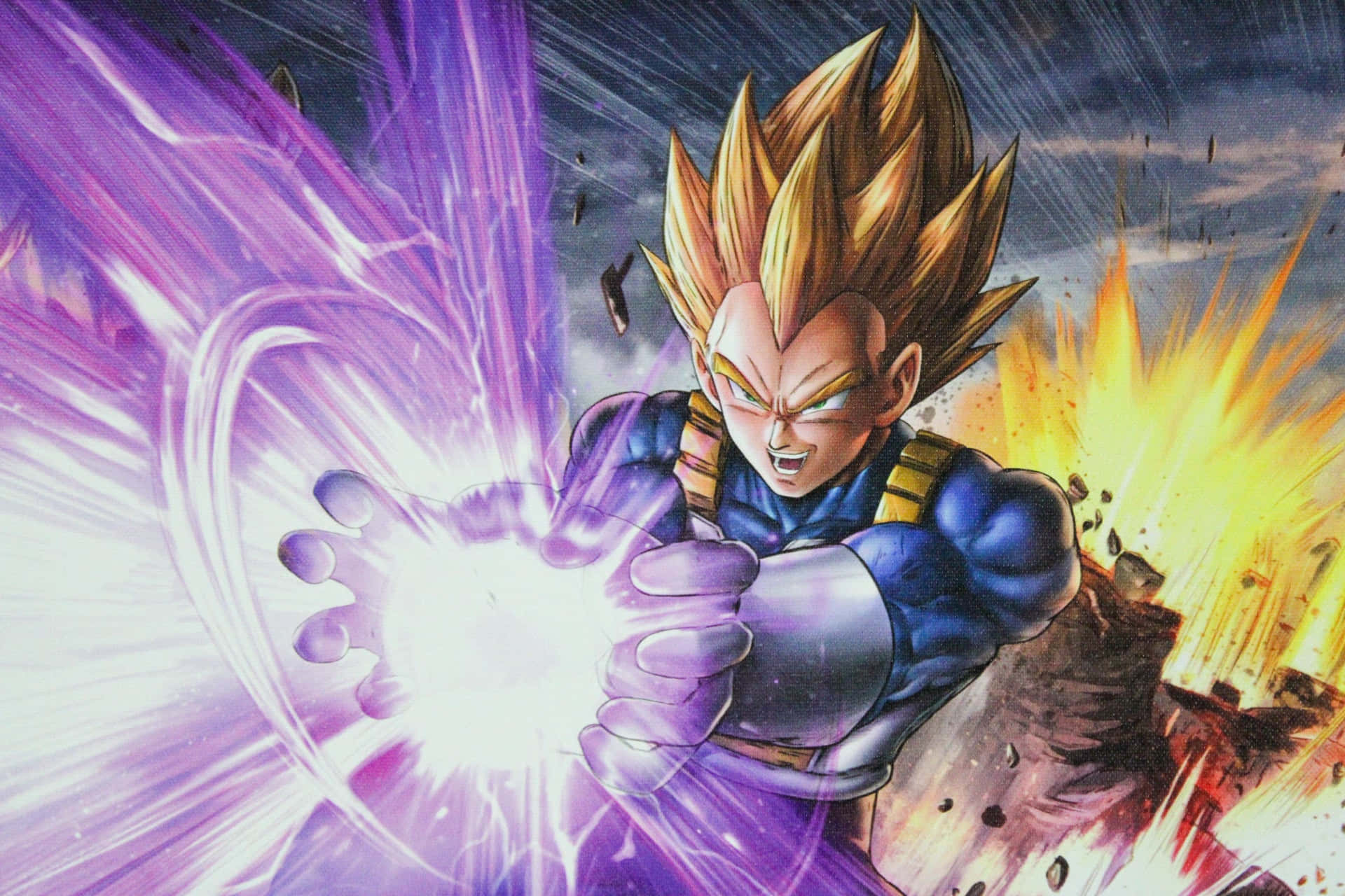 Vegeta Galick Gun 桌布 壁紙 — 超級賽亞人形態的貝吉塔在熾熱爆炸背景下釋放強大的紫色能量衝擊波。