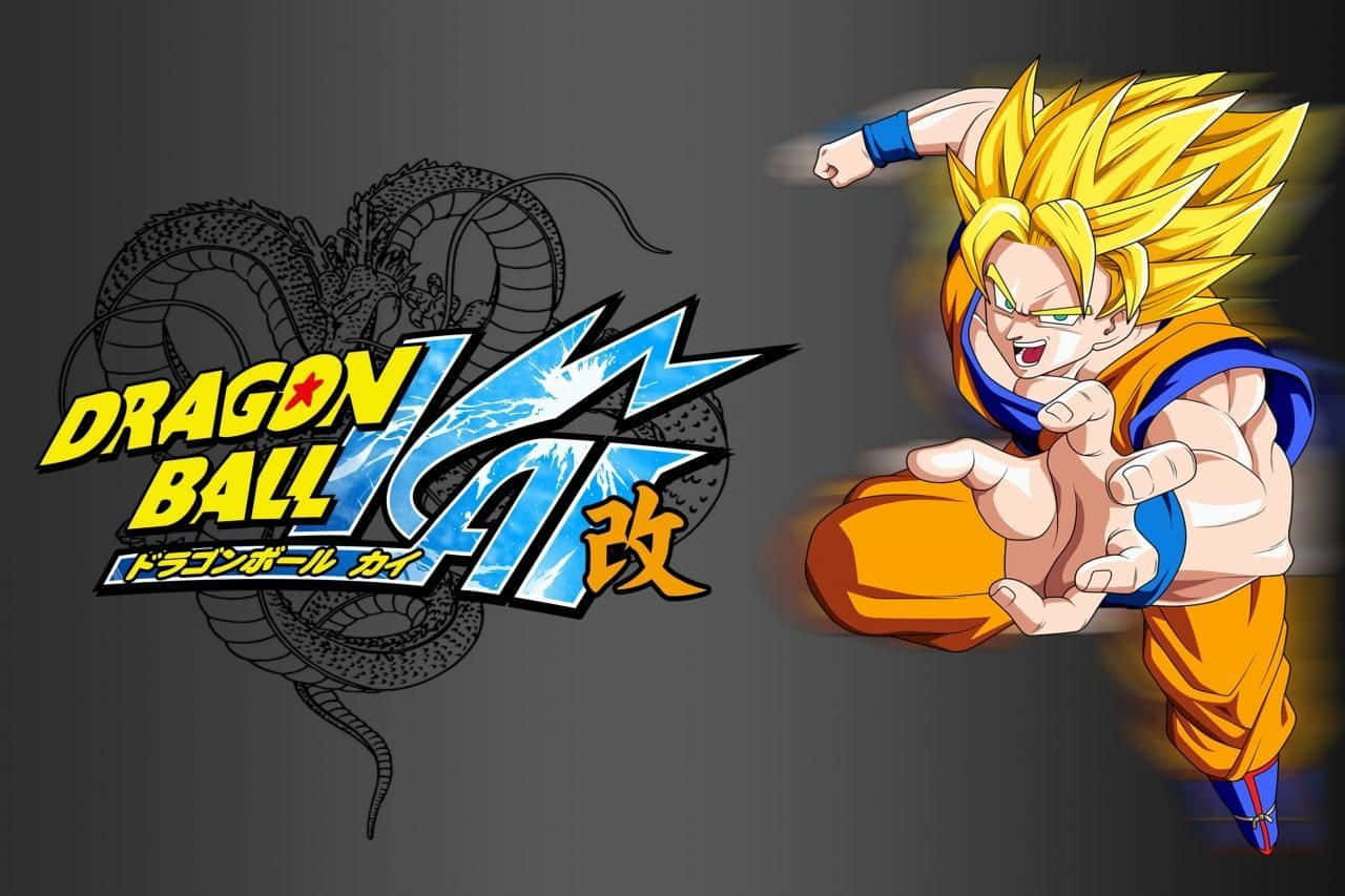 Dragon Ball Z Kai 桌布 壁紙 — 超級賽亞人悟空以動態姿勢站在龍珠改標誌旁邊，背景為深灰色，並有盤繞的龍草圖。