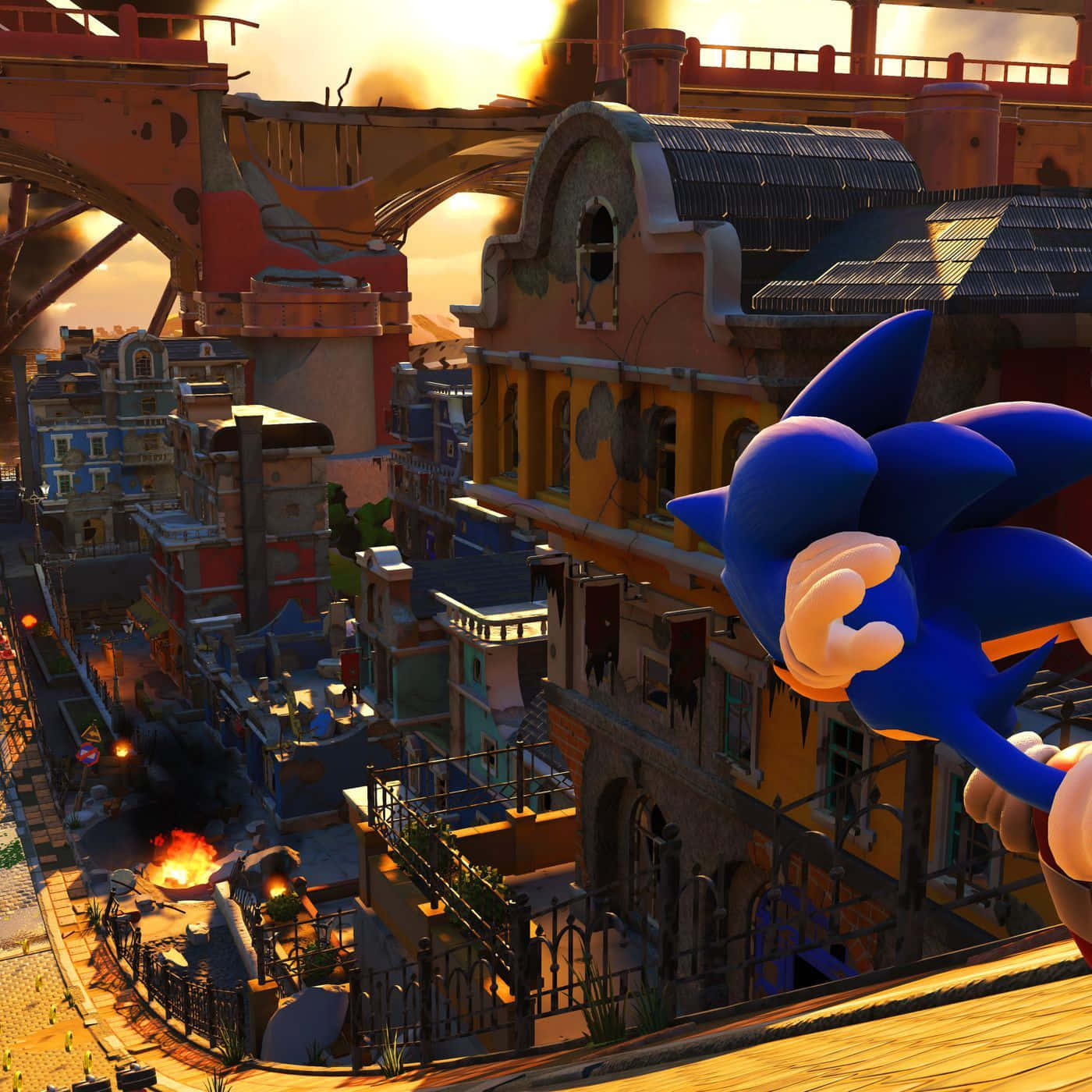 Sonic Forces Speed Battle 桌布 壁紙 — 超音速小子穿過充滿活力的日落照亮城市峽谷，下方有色彩繽紛的建築物和熾熱的爆炸。