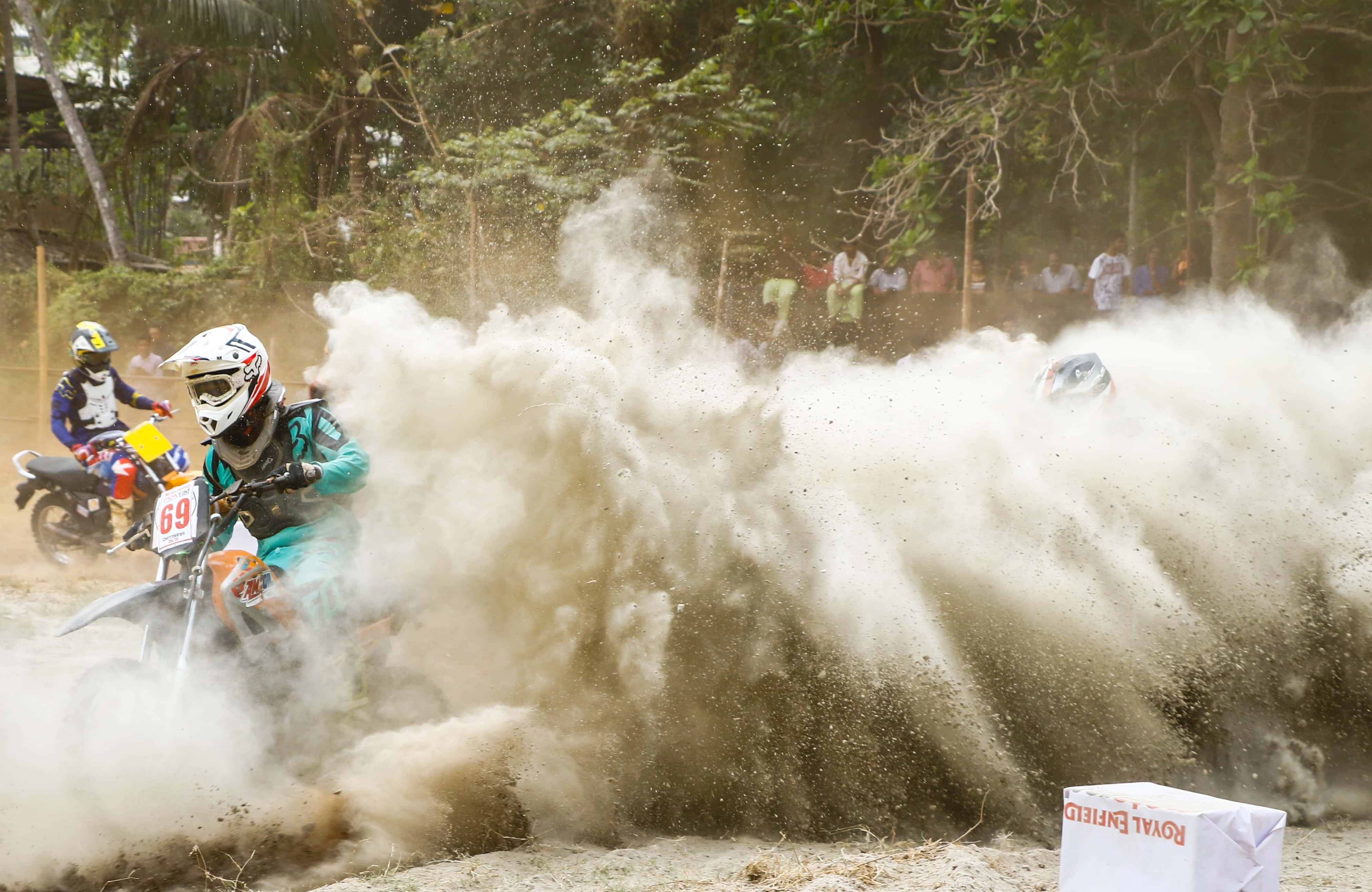 Dust 桌布 壁紙 — 越野摩托車手69號在森林泥地賽道上奔馳，揚起巨大塵雲。