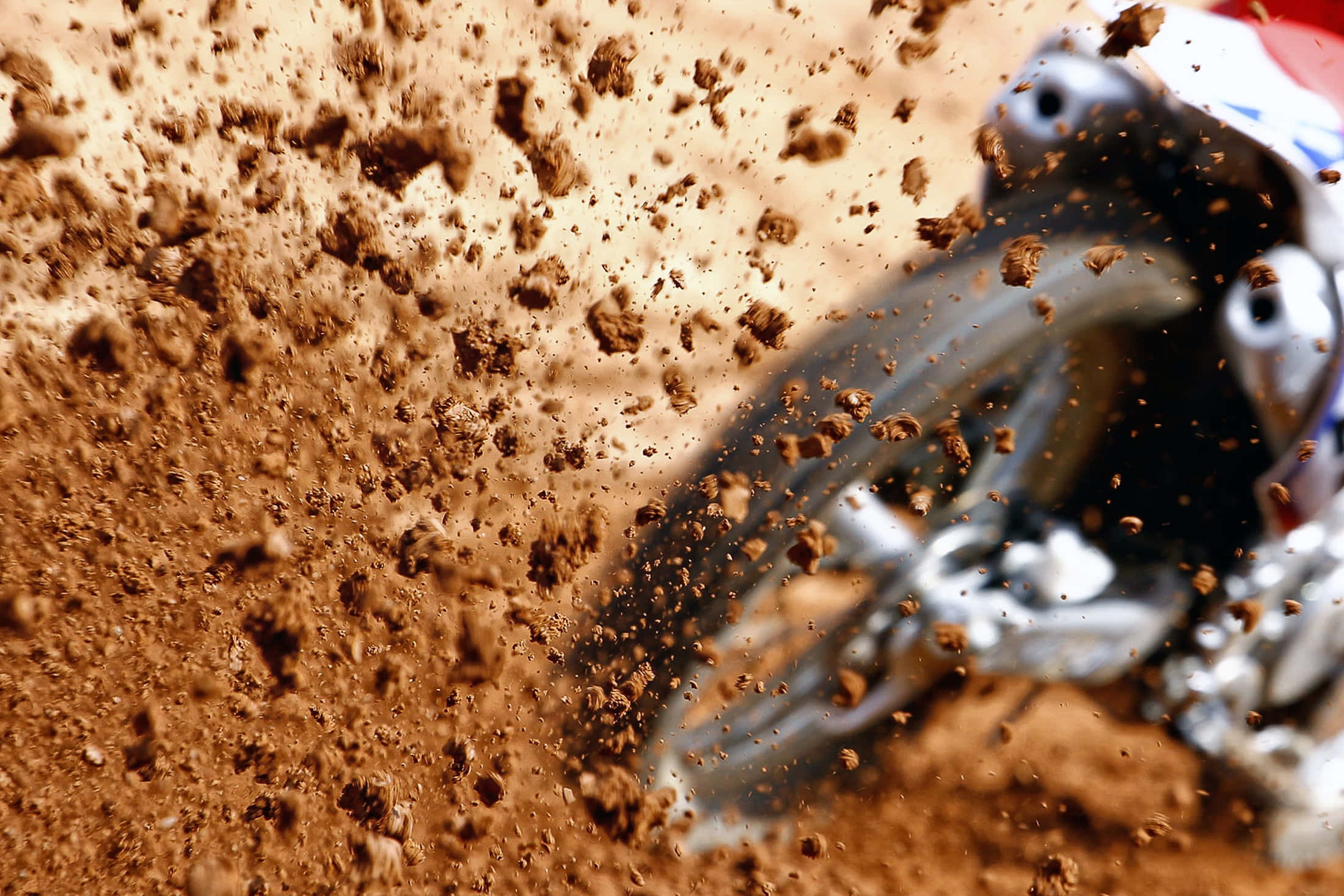 mud 桌布 壁紙 — 越野摩托車的後輪在動態模糊中濺起一陣棕色泥土。