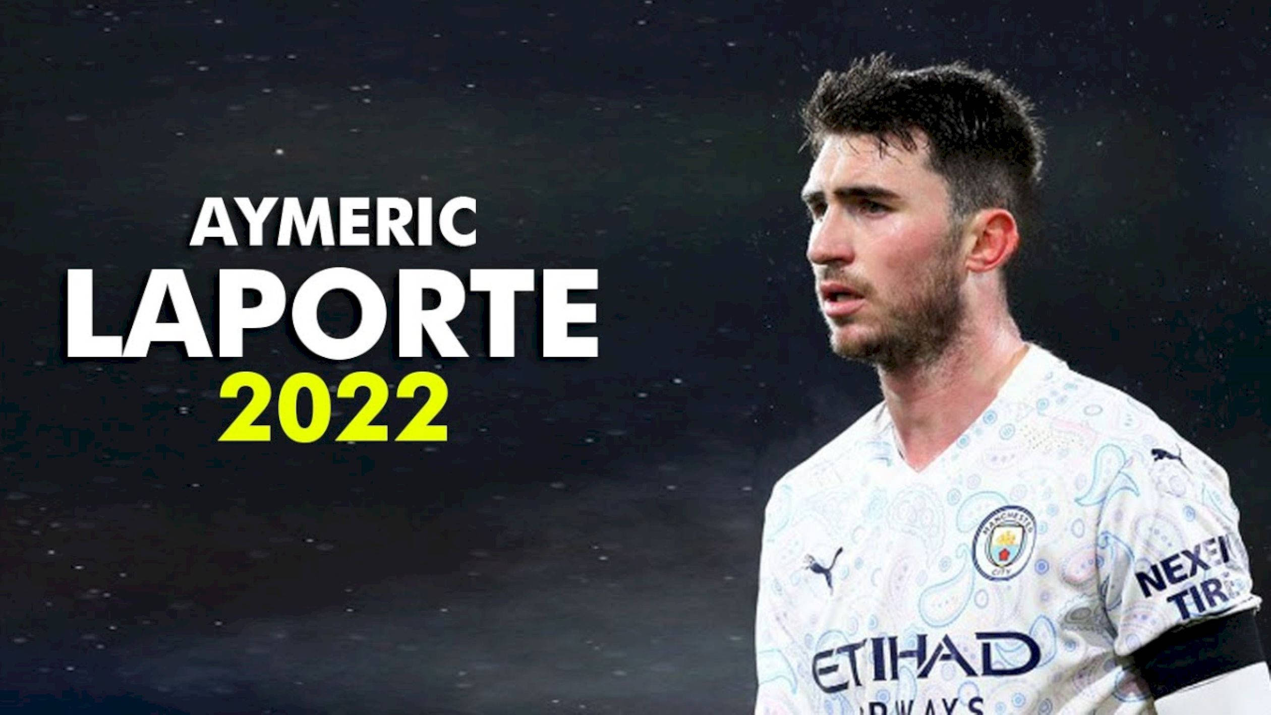 足球 桌布 壁紙 — 足球員 Aymeric Laporte 身穿曼城2022年球衣，站在星空夜空下，並有粗體文字覆蓋。