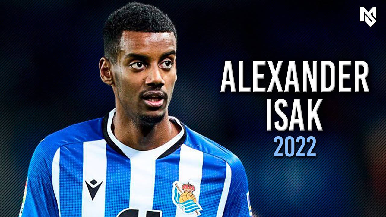 足球 桌布 壁紙 — 足球員亞歷山大·伊薩克（Alexander Isak）身穿藍白條紋2022年球衣，在深色紋理背景下的聚焦肖像。