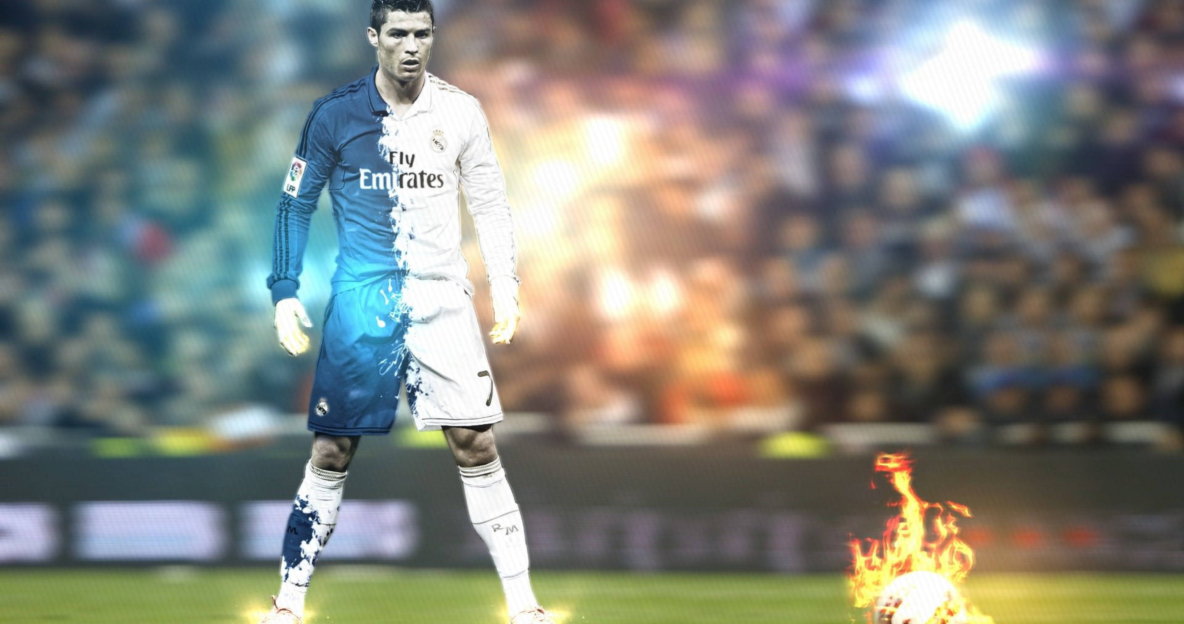 Ronaldo 桌布 壁紙 — 足球員克里斯蒂亞諾·羅納度站在球場上，身穿半藍半白的球衣，腳下的足球噴出火焰。