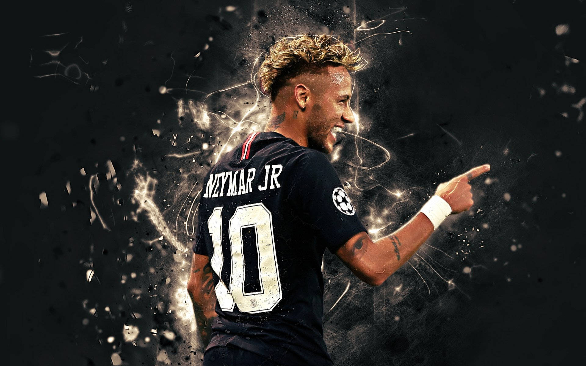 Football Players 桌布 壁紙 — 足球員內馬爾（Neymar Jr）身穿黑色球衣，背號10，在黑暗背景中向前指，周圍爆發出熾熱的能量。