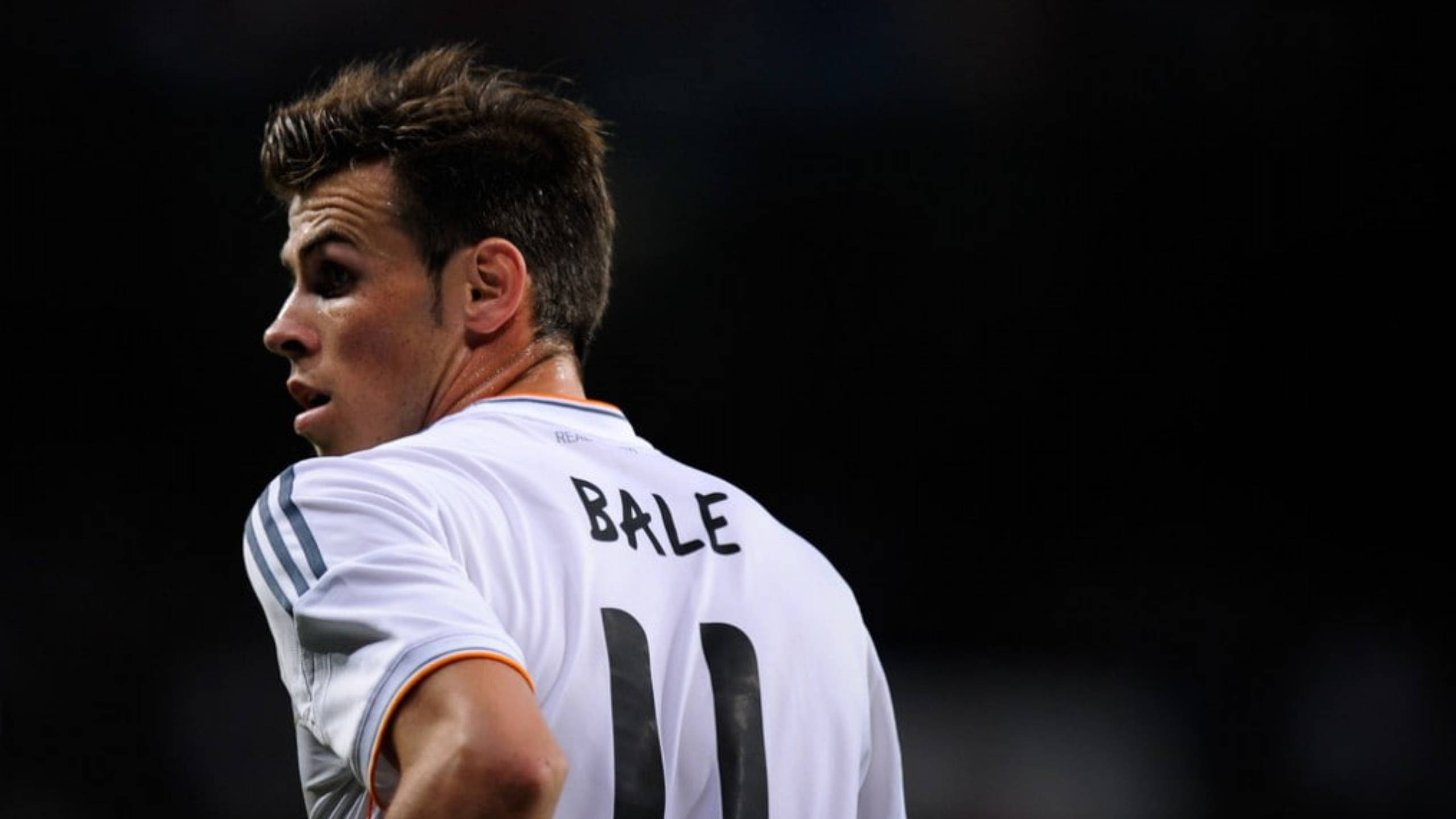 Gareth Bale 桌布 壁紙 — 足球員加雷斯貝爾身穿白色球衣，名字和號碼清晰可見，背景深色的特寫。