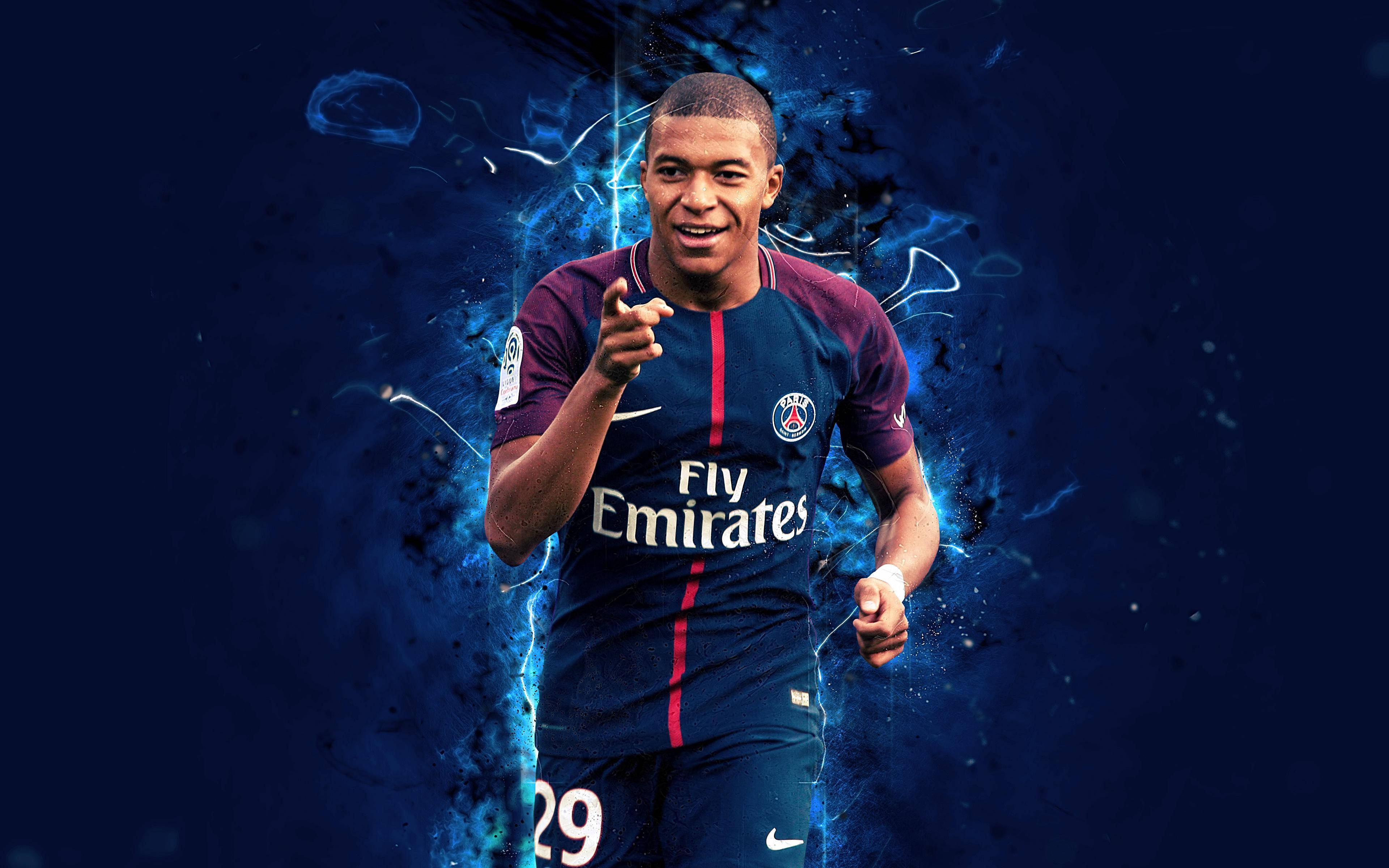 Kylian Mbappe 桌布 壁紙 — 足球員基利安·姆巴佩身穿巴黎聖日耳曼球衣，向前指，周圍爆發出電光藍色能量。