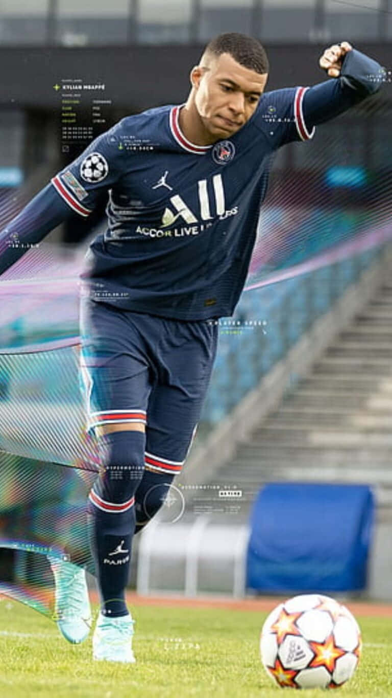 Fifa 22 桌布 壁紙 — 足球員基利安·姆巴佩身穿巴黎聖日耳曼球衣，在充滿活力的綠色球場上動態地踢出歐冠足球。