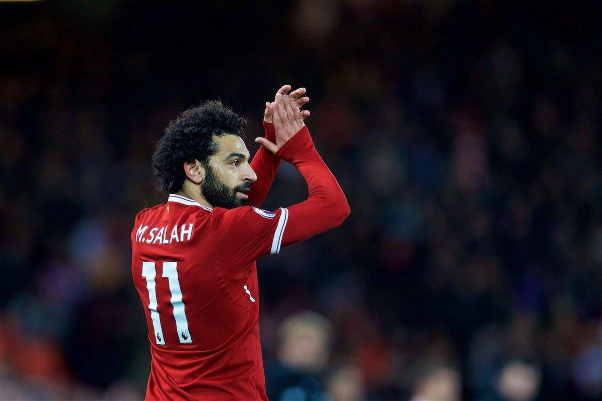 Salah 桌布 壁紙 — 足球員穆罕默德·薩拉赫身穿紅色利物浦球衣，在夜晚的球場向人群鼓掌。
