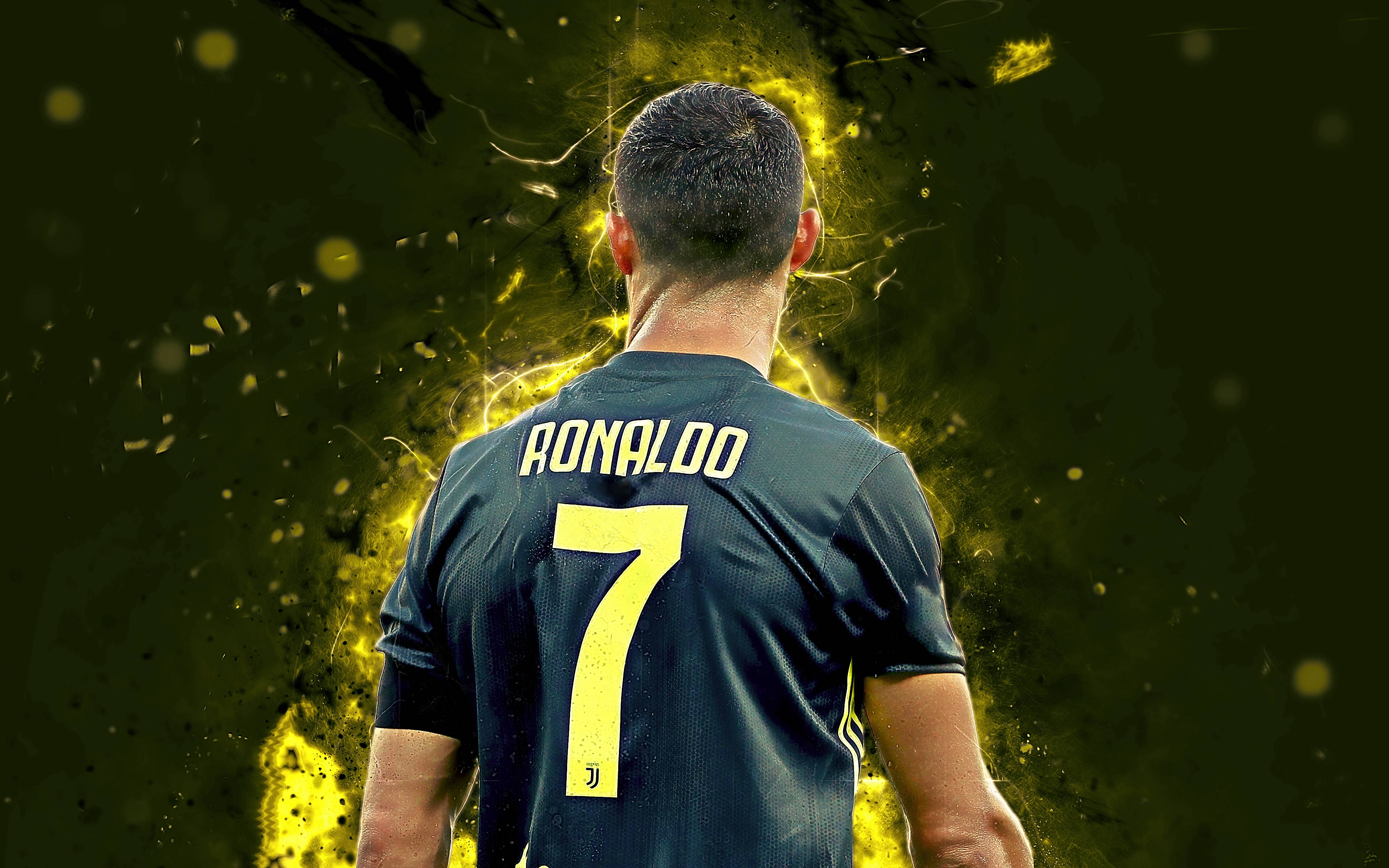 Ronaldo 桌布 壁紙 — 足球員羅納度身穿深色球衣，背號7號，帶有黃色點綴，背景是發光的綠色和黃色抽象圖案。