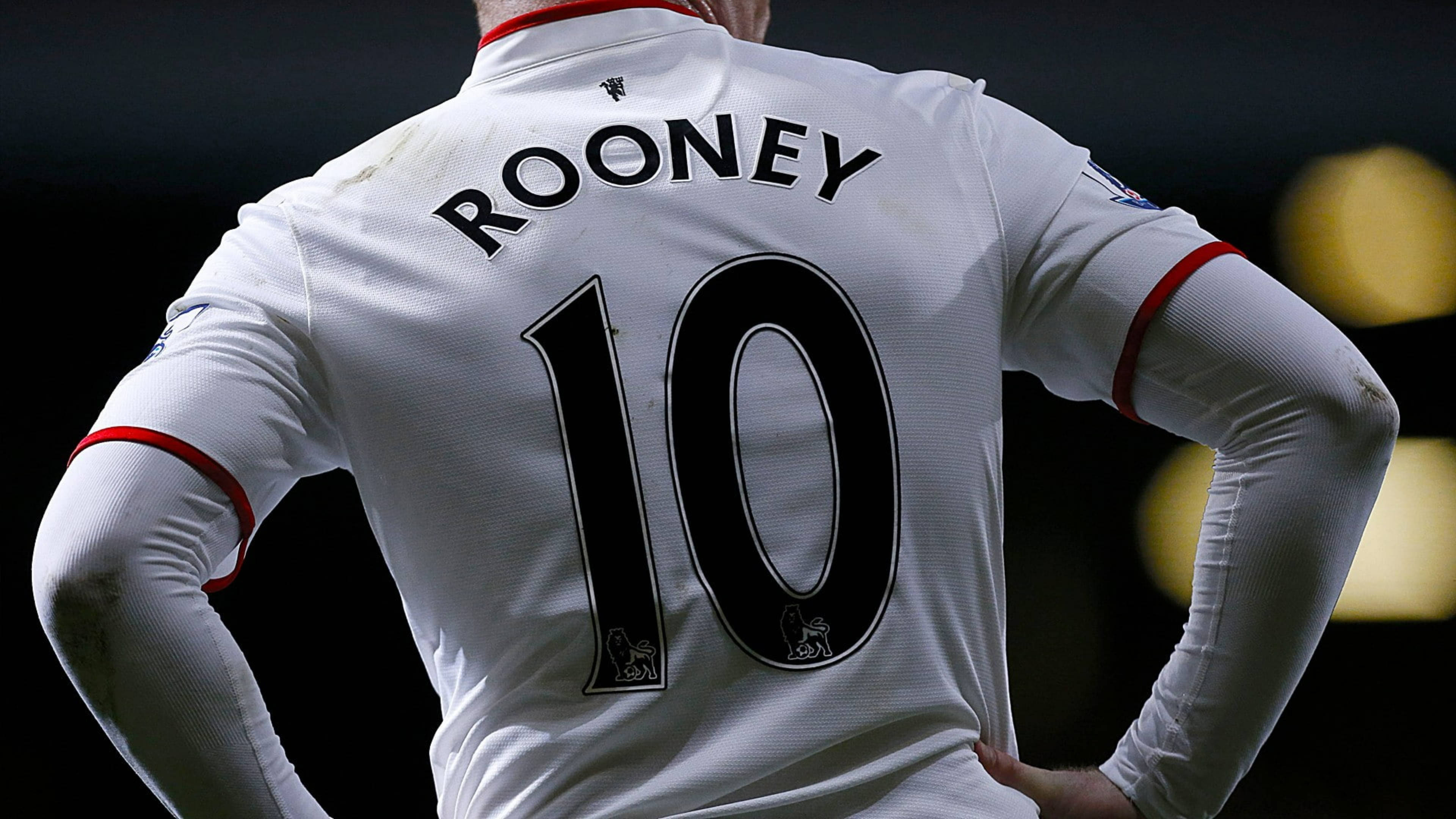 Rooney 桌布 壁紙 — 足球員背部特寫，身穿白色球衣，印有粗體黑色字樣「ROONEY」及號碼「10」，背景為昏暗模糊的球場。